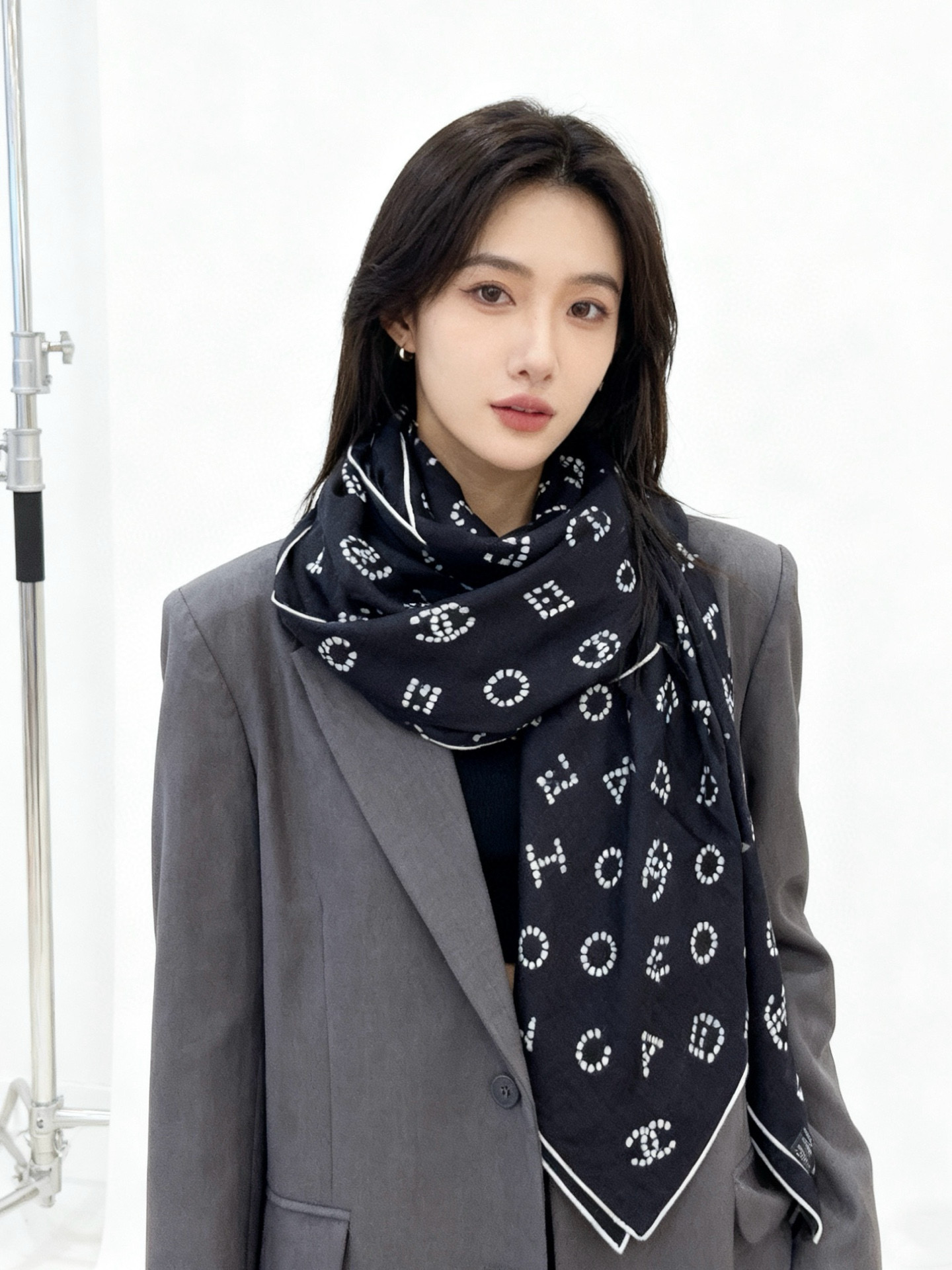 Chanel-丝绒双面方巾【140双面同色】出道即巅峰🐂火爆到一条难求🖤高级感十足的字母CC，和一切经典