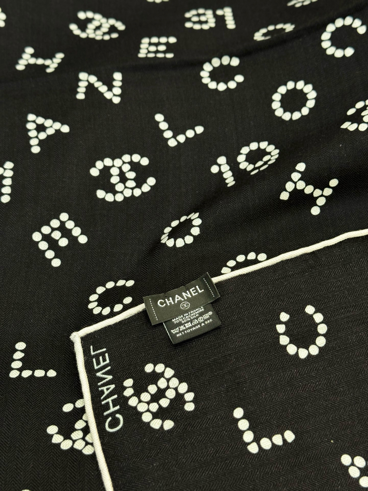 Chanel-丝绒双面方巾【140双面同色】出道即巅峰🐂火爆到一条难求🖤高级感十足的字母CC，和一切经典