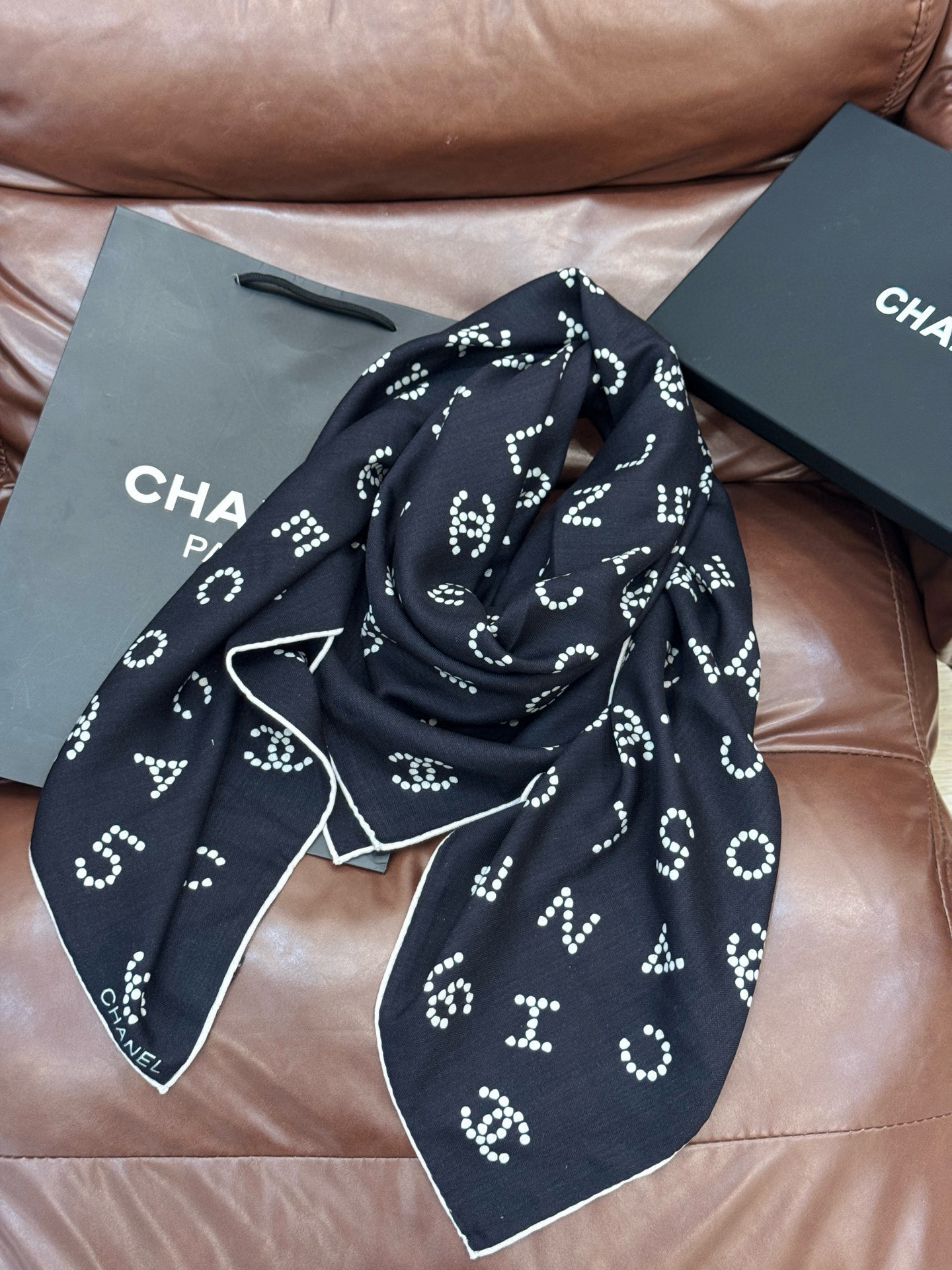 Chanel-丝绒双面方巾【140双面同色】出道即巅峰🐂火爆到一条难求🖤高级感十足的字母CC，和一切经典