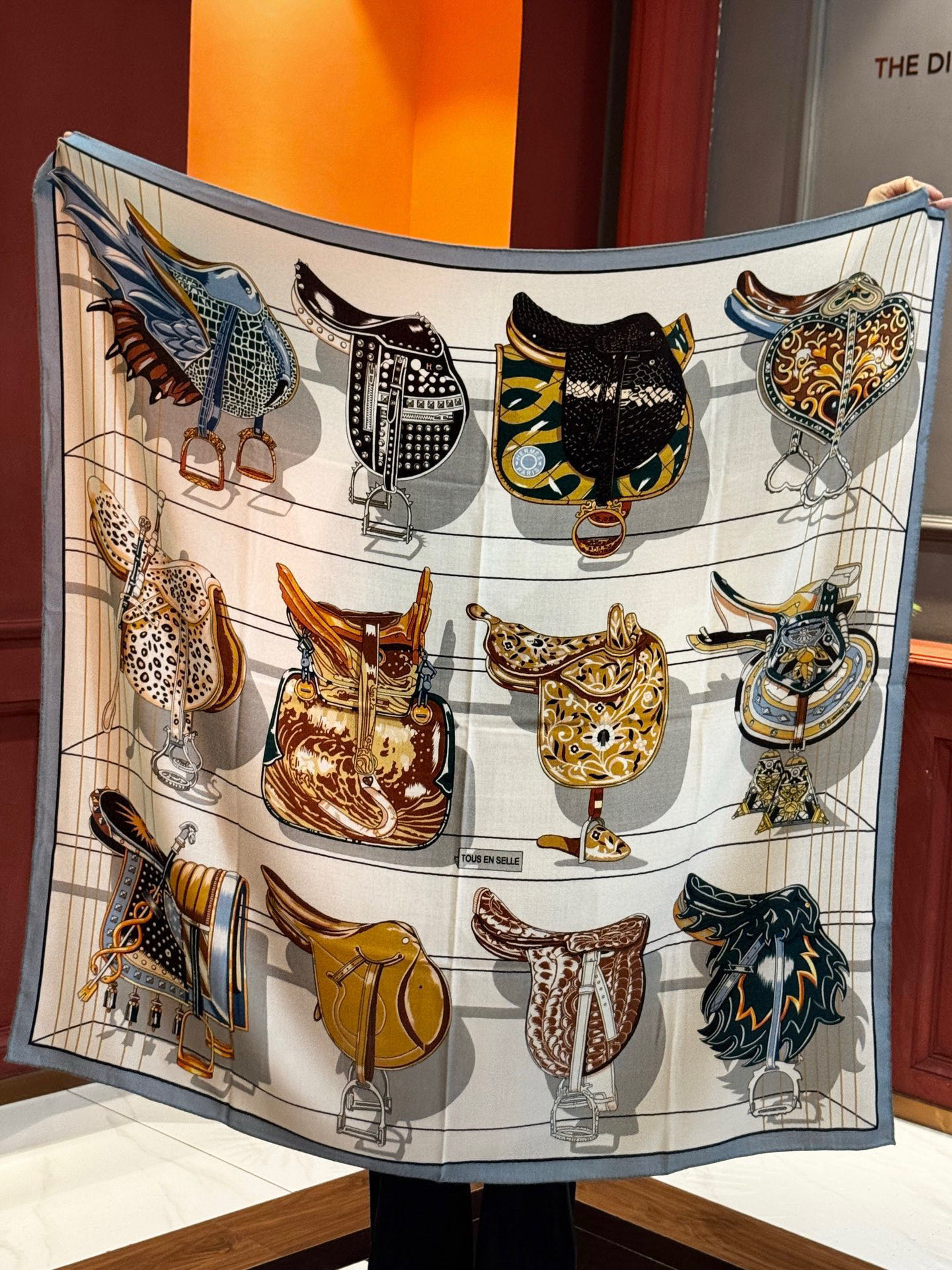 “鞍上世界”140丝绒方巾双面同色手工卷边丝毛方巾（30%真丝70%羊绒）这款披肩的经典单品展现强大而迷