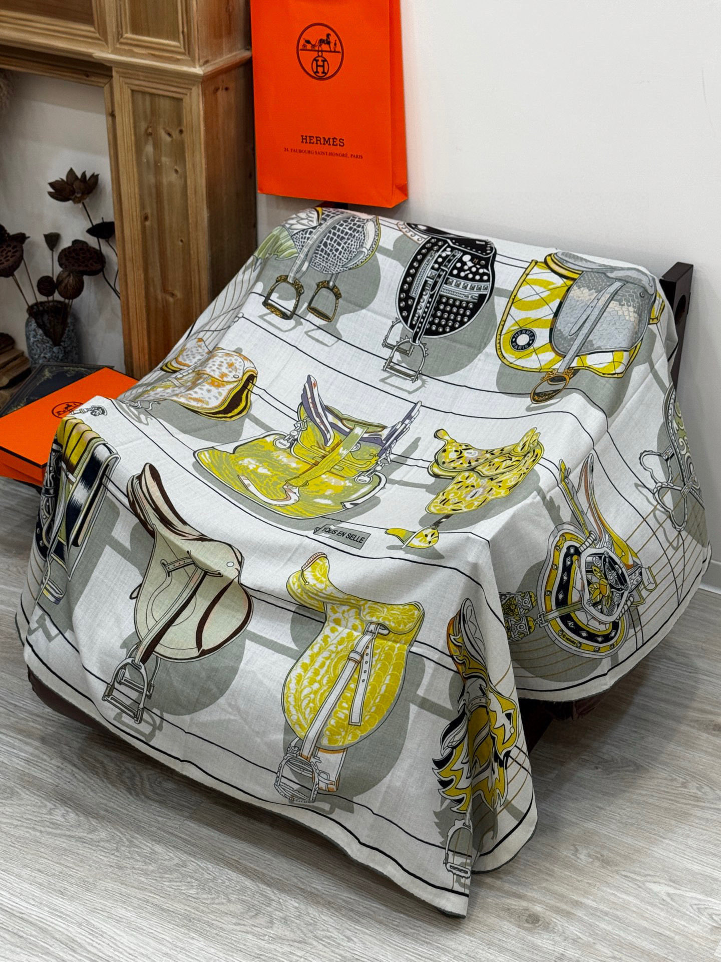 “鞍上世界”140丝绒方巾双面同色手工卷边丝毛方巾（30%真丝70%羊绒）这款披肩的经典单品展现强大而迷