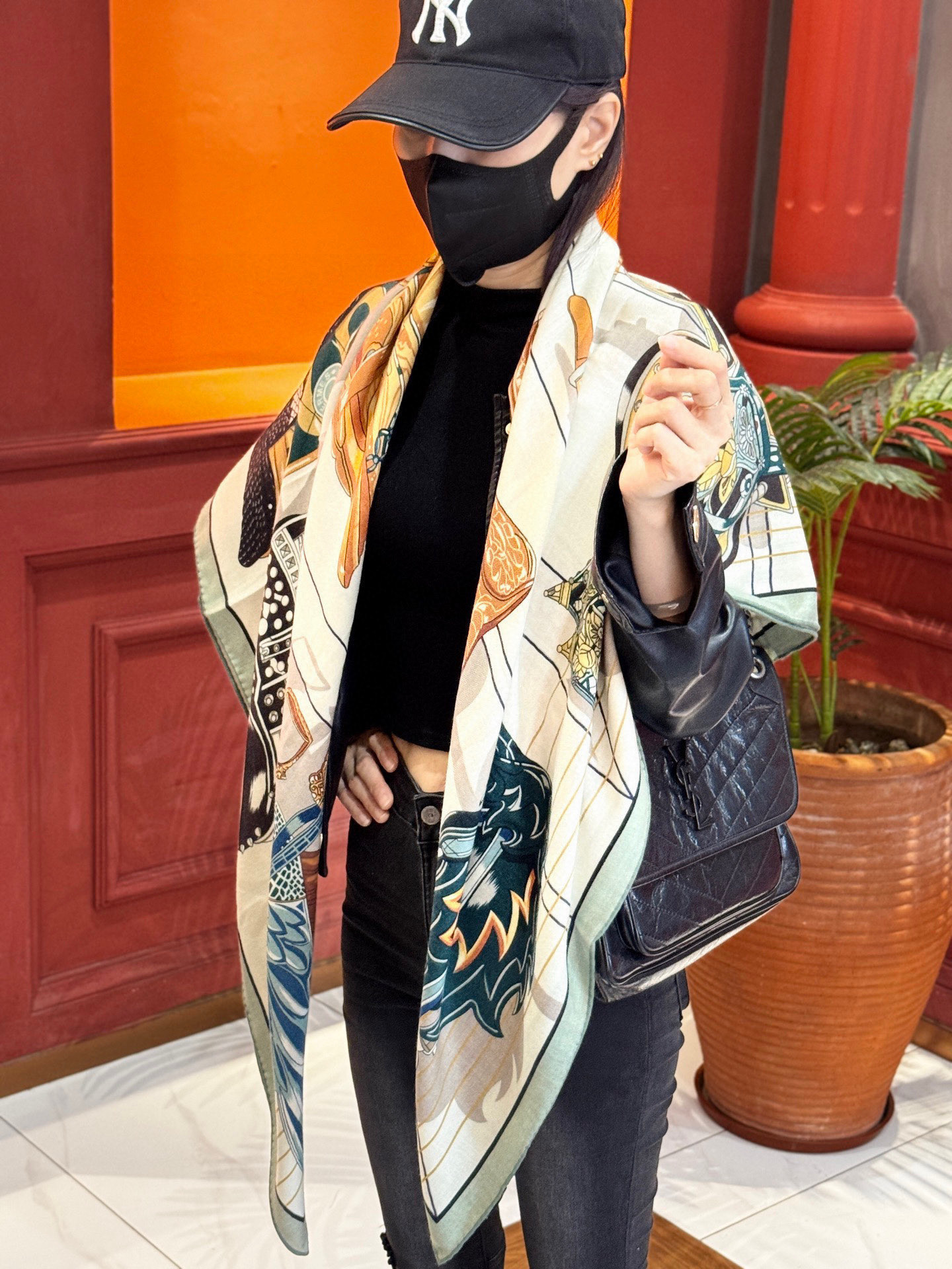 “鞍上世界”140丝绒方巾双面同色手工卷边丝毛方巾（30%真丝70%羊绒）这款披肩的经典单品展现强大而迷