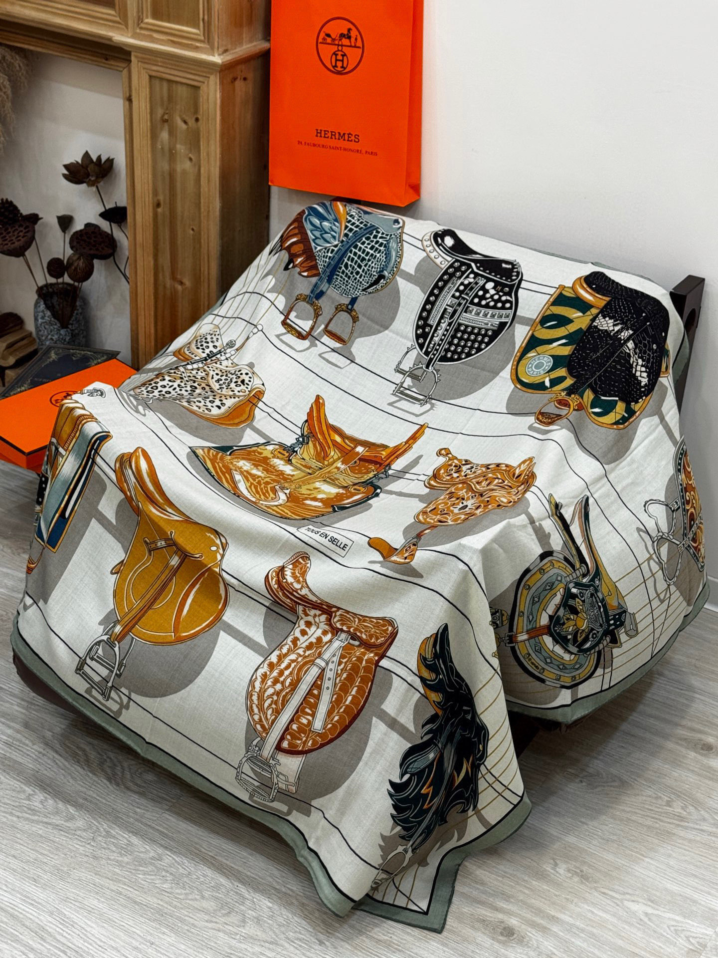 “鞍上世界”140丝绒方巾双面同色手工卷边丝毛方巾（30%真丝70%羊绒）这款披肩的经典单品展现强大而迷