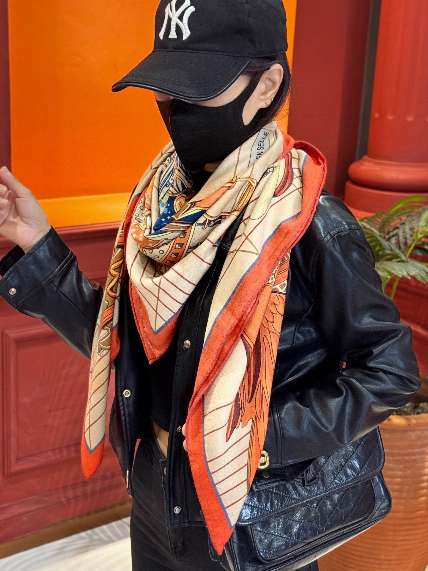 “鞍上世界”140丝绒方巾双面同色手工卷边丝毛方巾（30%真丝70%羊绒）这款披肩的经典单品展现强大而迷