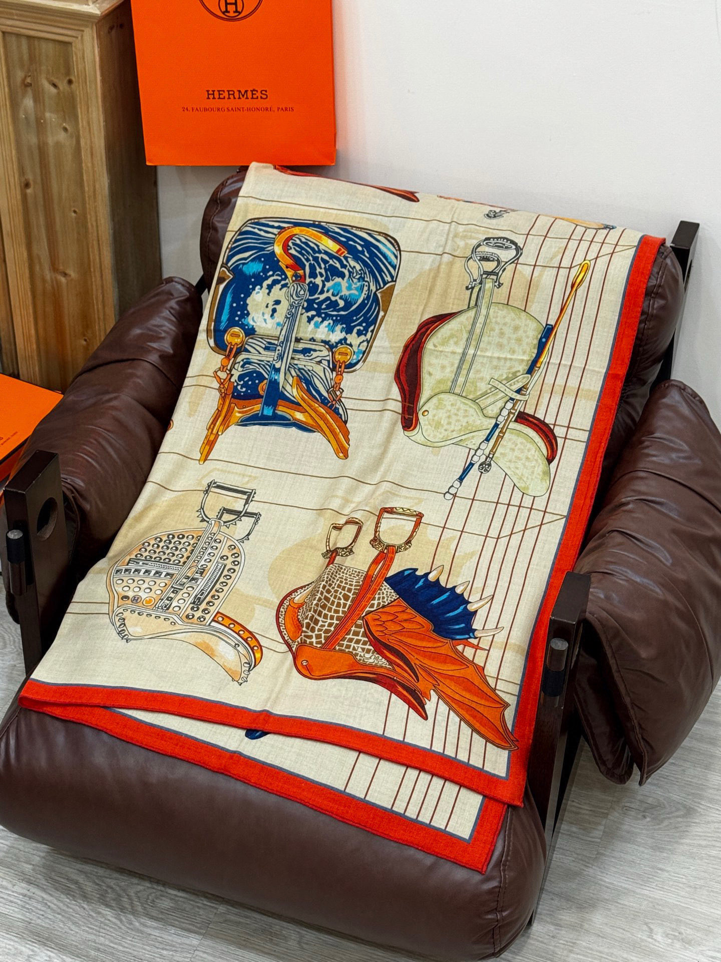 “鞍上世界”140丝绒方巾双面同色手工卷边丝毛方巾（30%真丝70%羊绒）这款披肩的经典单品展现强大而迷