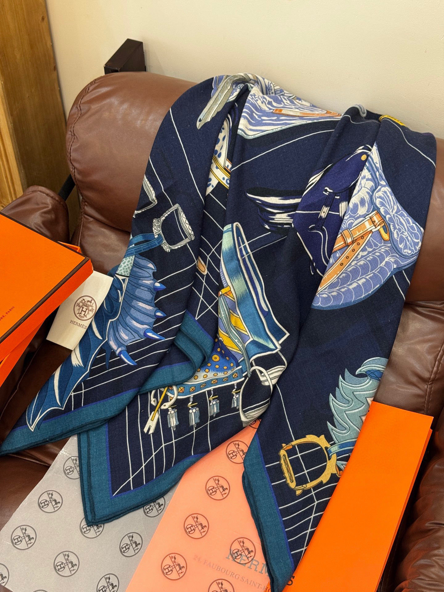 “鞍上世界”140丝绒方巾双面同色手工卷边丝毛方巾（30%真丝70%羊绒）这款披肩的经典单品展现强大而迷