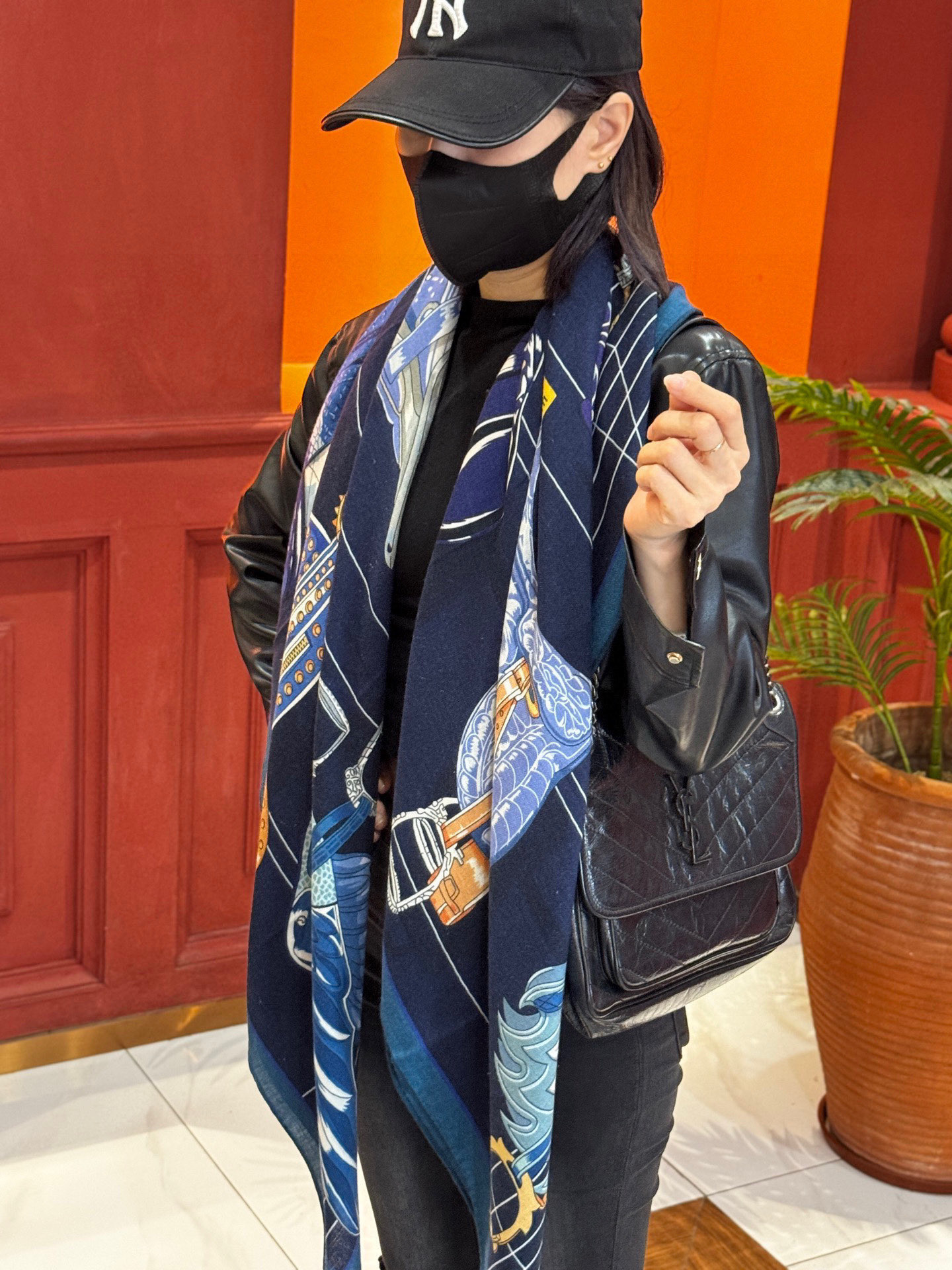 “鞍上世界”140丝绒方巾双面同色手工卷边丝毛方巾（30%真丝70%羊绒）这款披肩的经典单品展现强大而迷