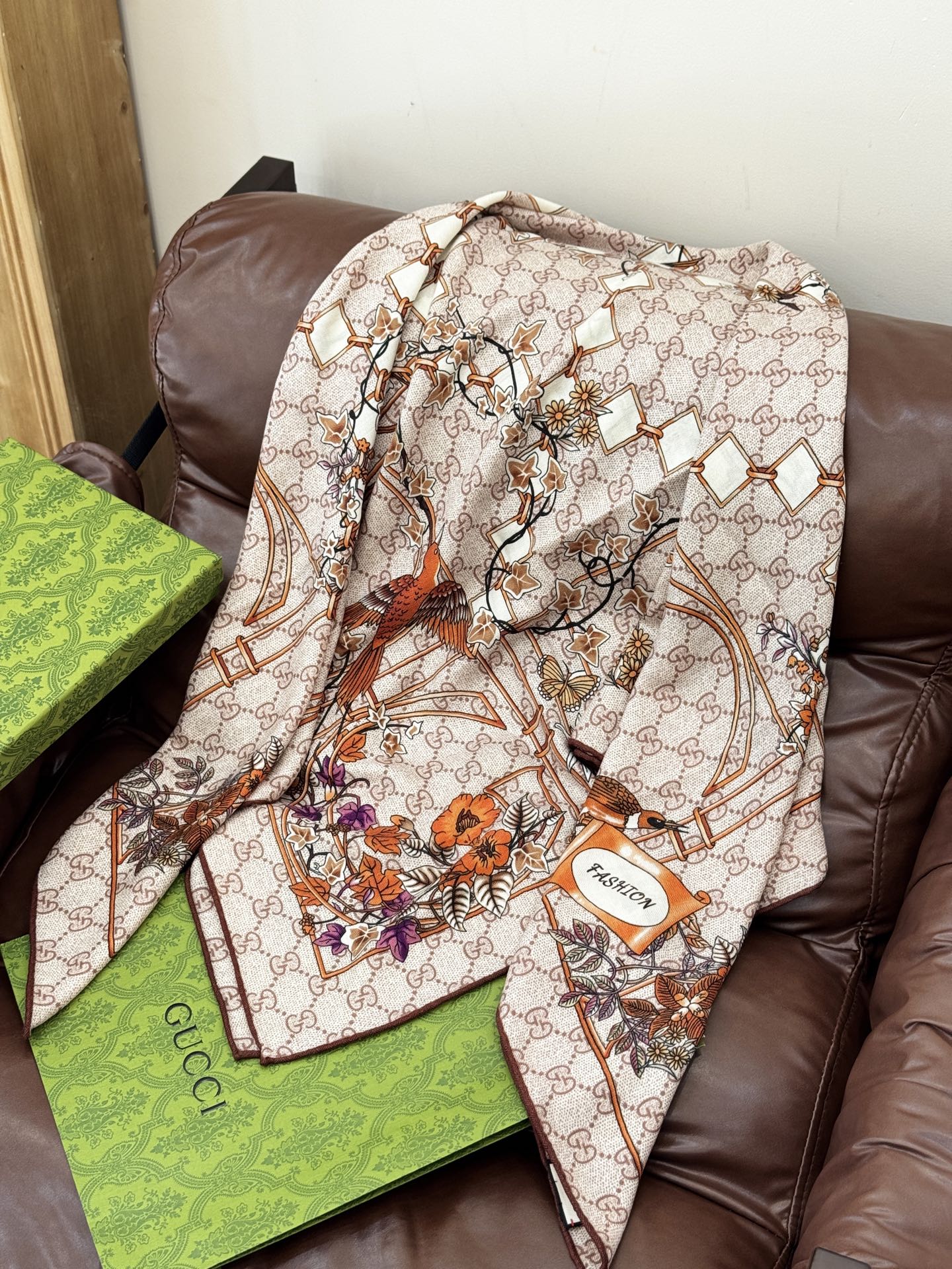 Gucci新款方巾 Gucci动物和花卉印花品牌典藏图案在与全新醒目印花的衬托下熠熠生辉。这款方巾匠心缀