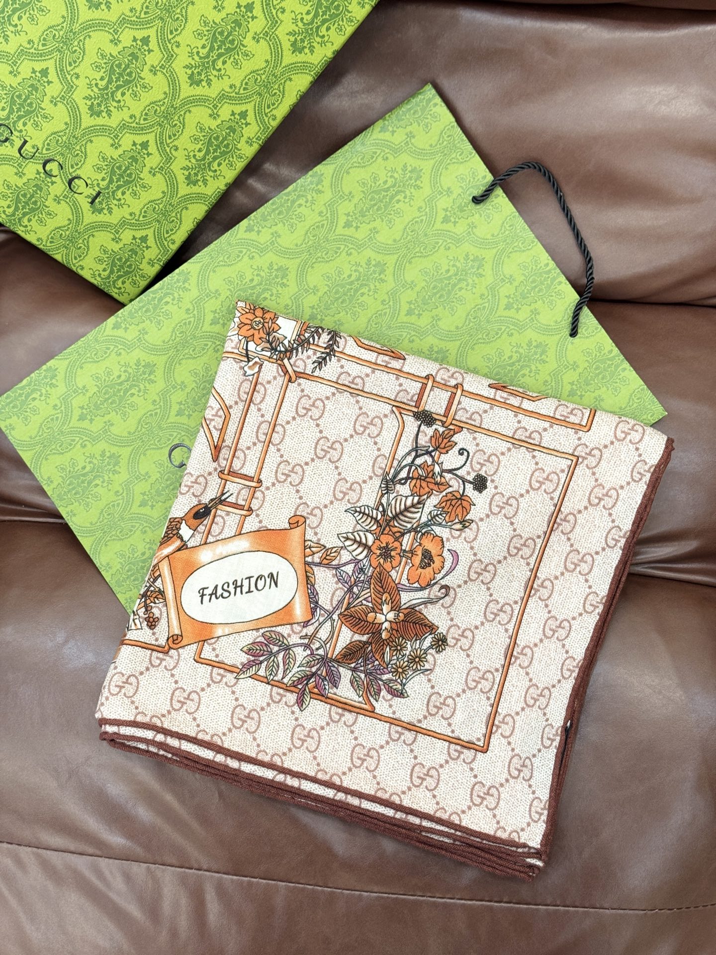 Gucci新款方巾 Gucci动物和花卉印花品牌典藏图案在与全新醒目印花的衬托下熠熠生辉。这款方巾匠心缀