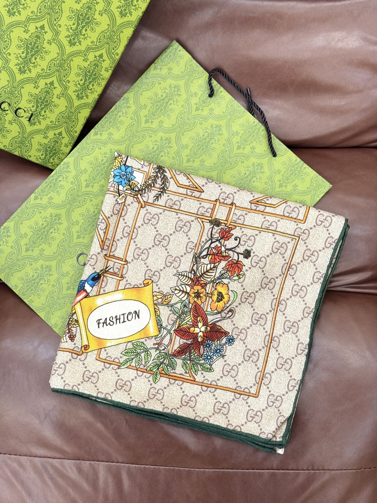 Gucci新款方巾 Gucci动物和花卉印花品牌典藏图案在与全新醒目印花的衬托下熠熠生辉。这款方巾匠心缀