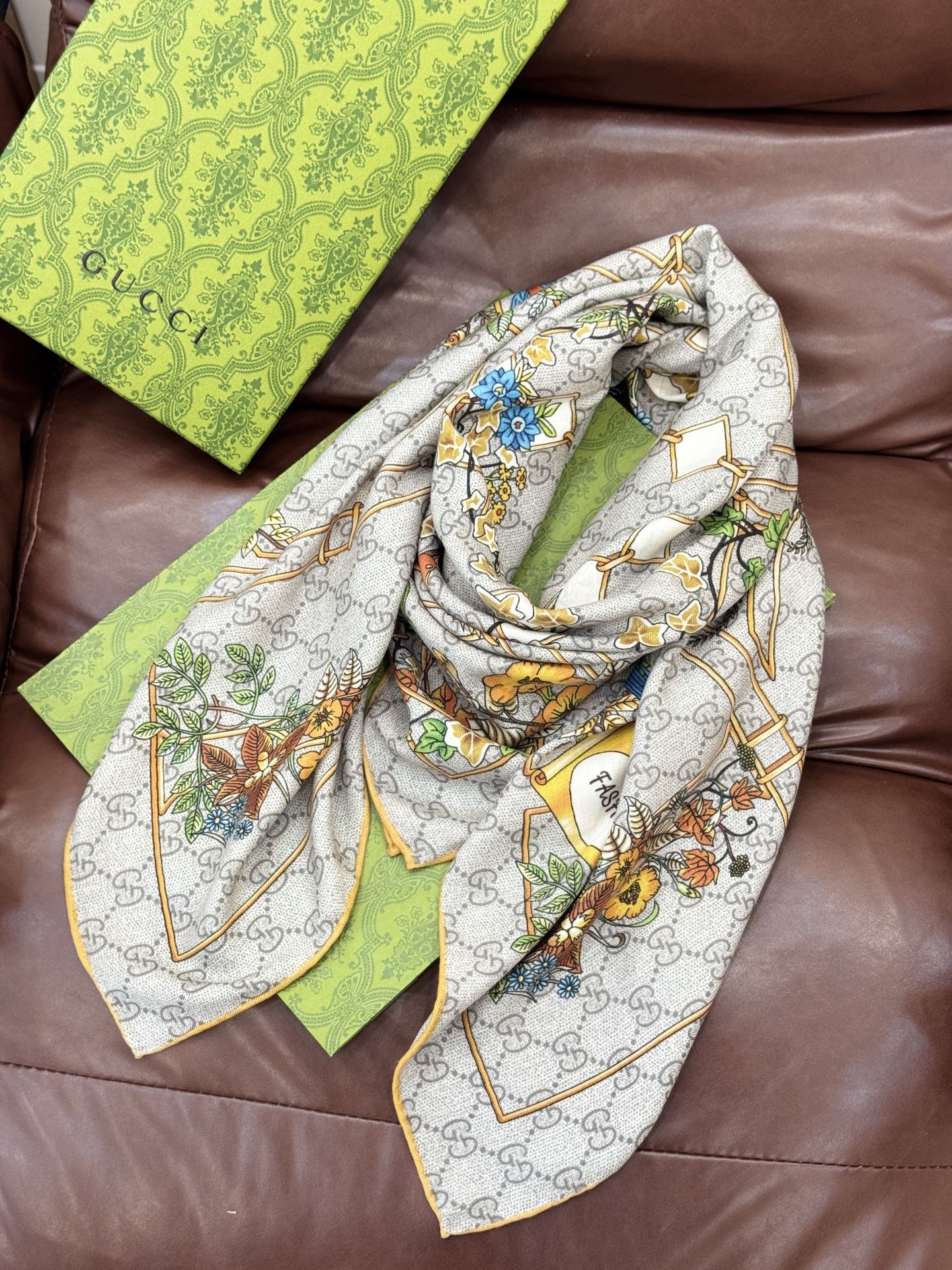 Gucci新款方巾 Gucci动物和花卉印花品牌典藏图案在与全新醒目印花的衬托下熠熠生辉。这款方巾匠心缀