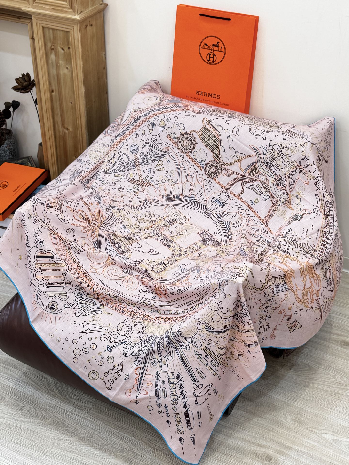 “正在接通中”140方巾～Hermes 手工卷边丝绒方巾（30%桑蚕丝70%羊绒）这款爱马仕的经典单品展