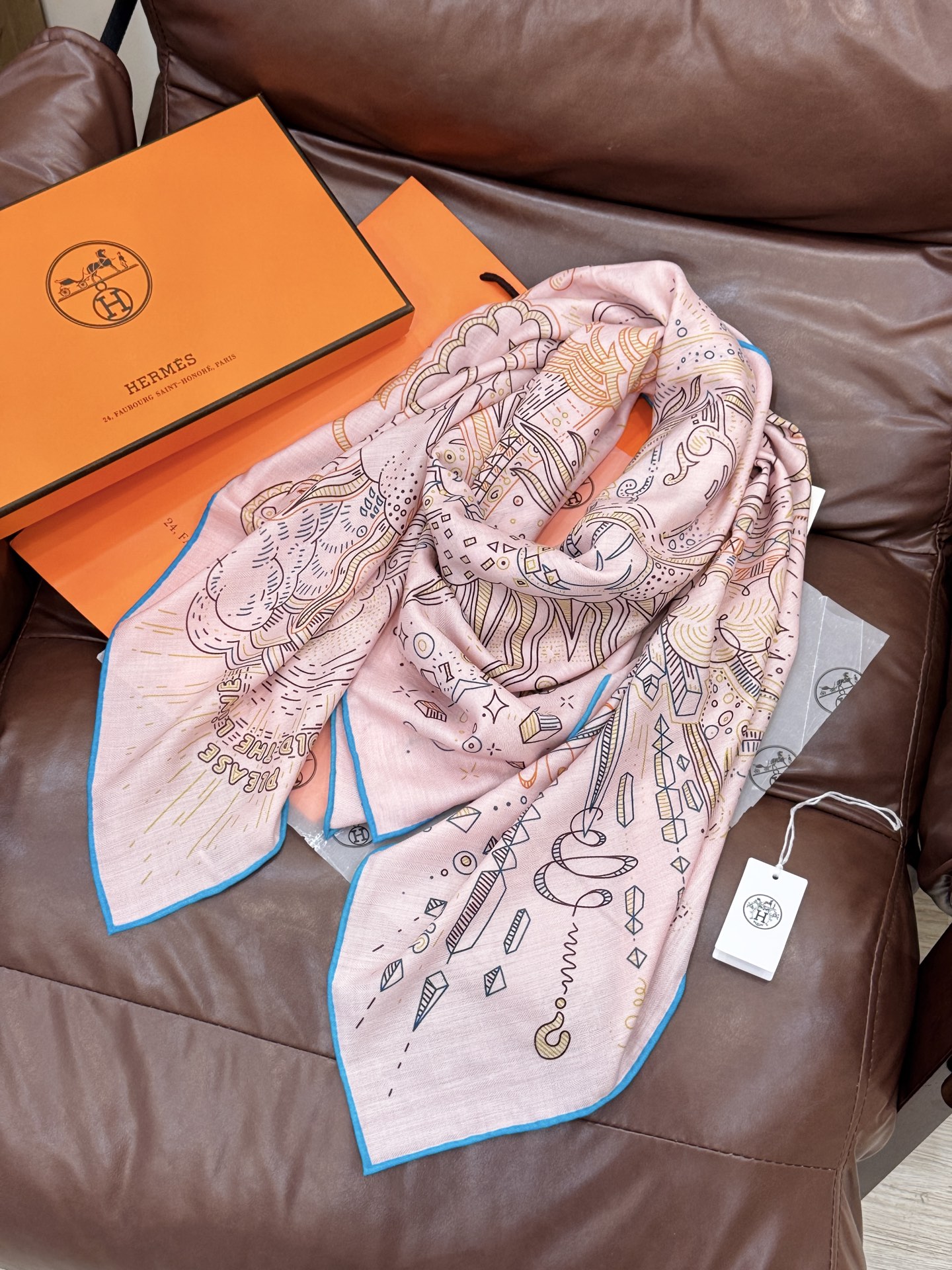 “正在接通中”140方巾～Hermes 手工卷边丝绒方巾（30%桑蚕丝70%羊绒）这款爱马仕的经典单品展