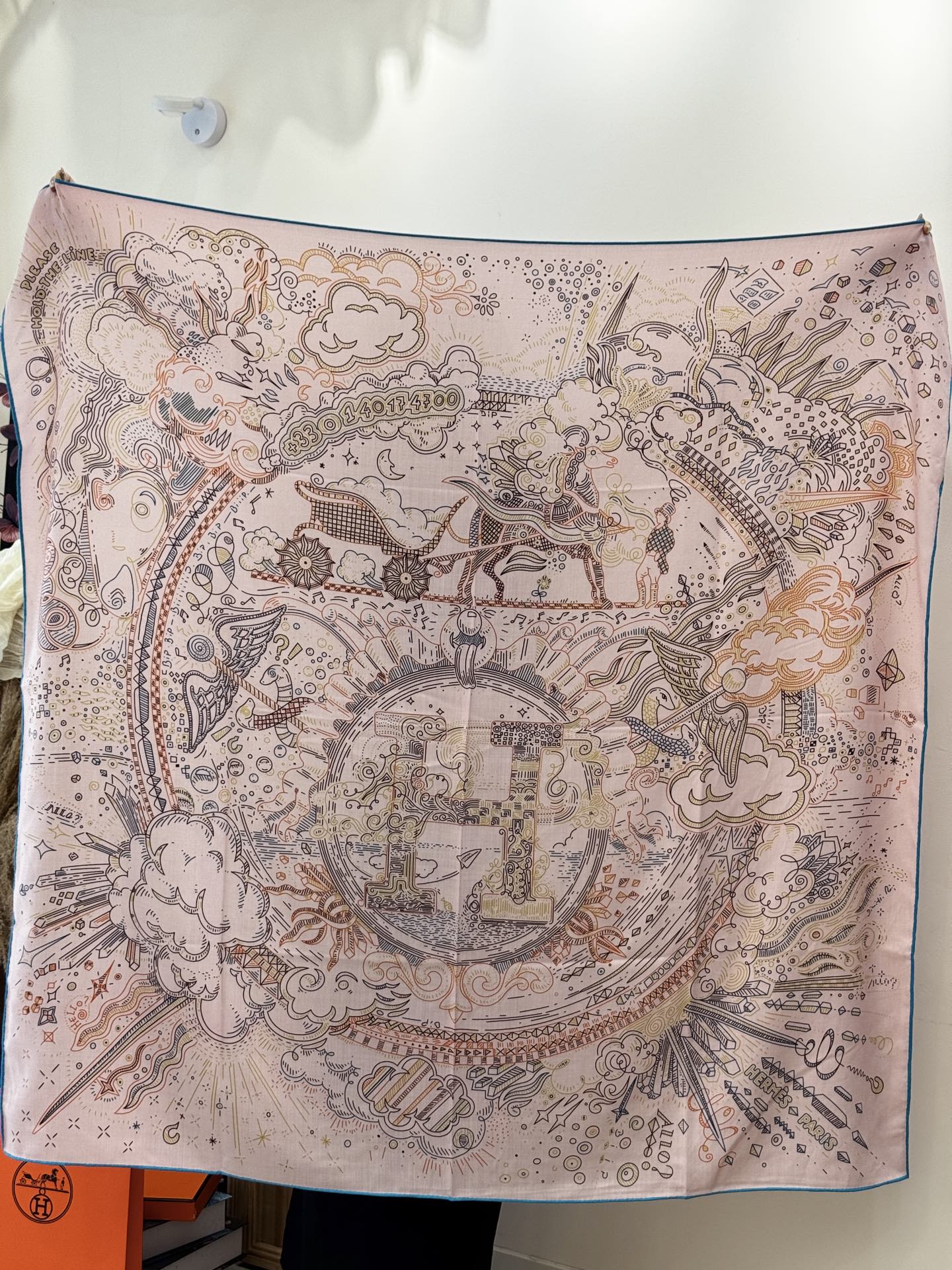 “正在接通中”140方巾～Hermes 手工卷边丝绒方巾（30%桑蚕丝70%羊绒）这款爱马仕的经典单品展