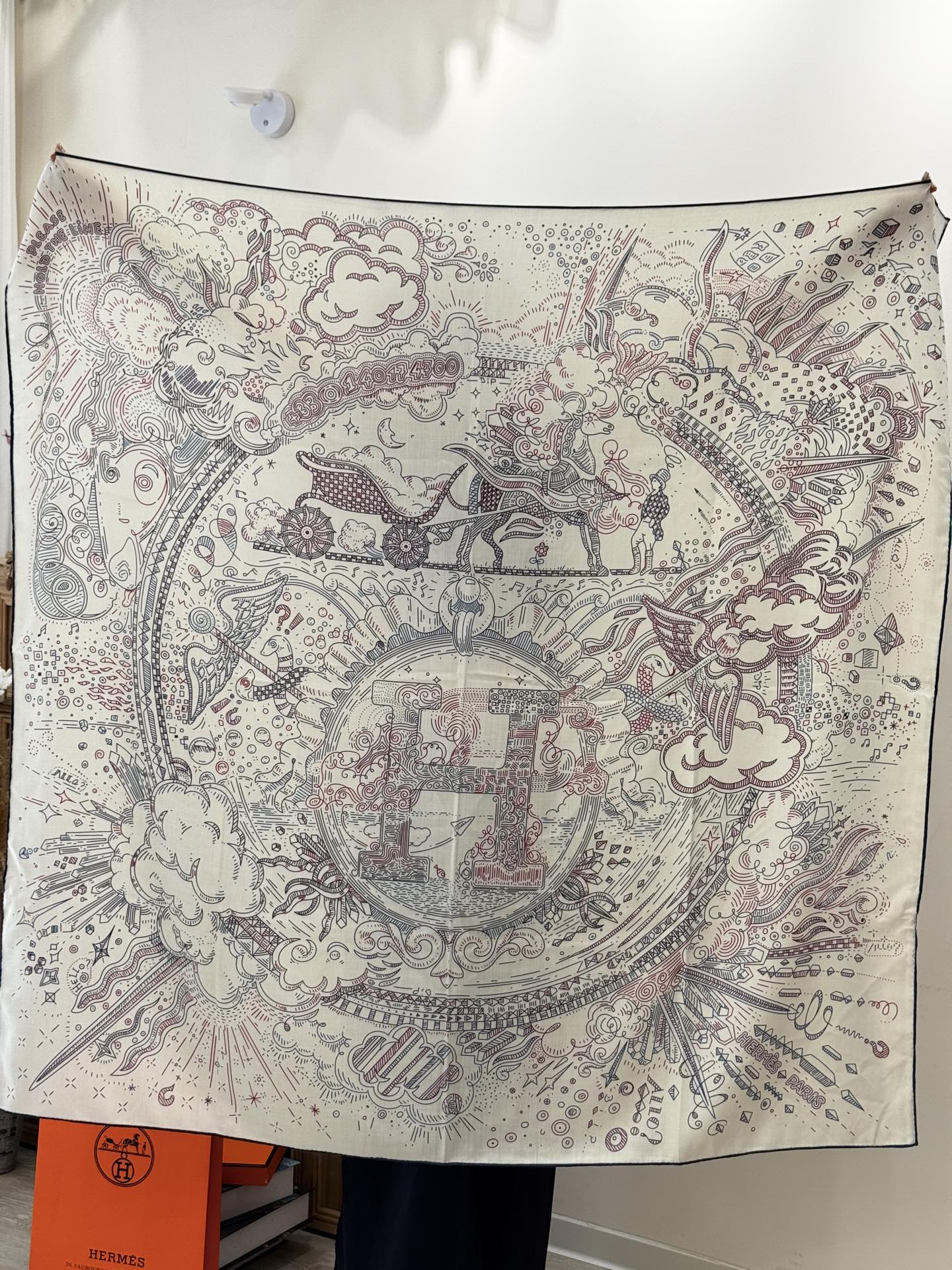 “正在接通中”140方巾～Hermes 手工卷边丝绒方巾（30%桑蚕丝70%羊绒）这款爱马仕的经典单品展