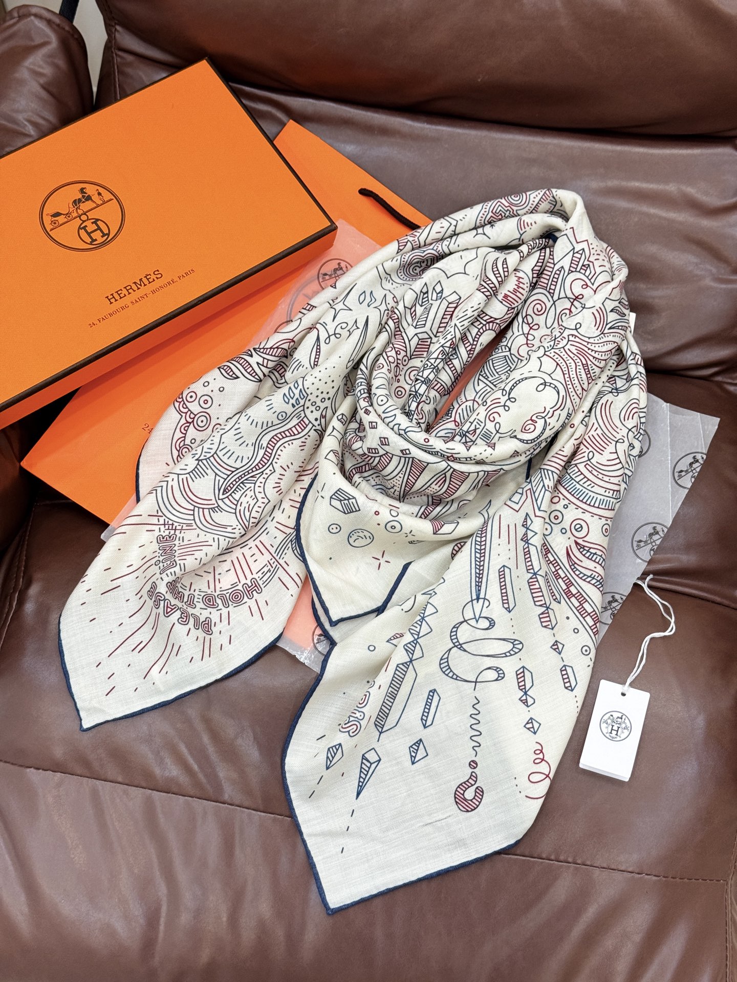 “正在接通中”140方巾～Hermes 手工卷边丝绒方巾（30%桑蚕丝70%羊绒）这款爱马仕的经典单品展