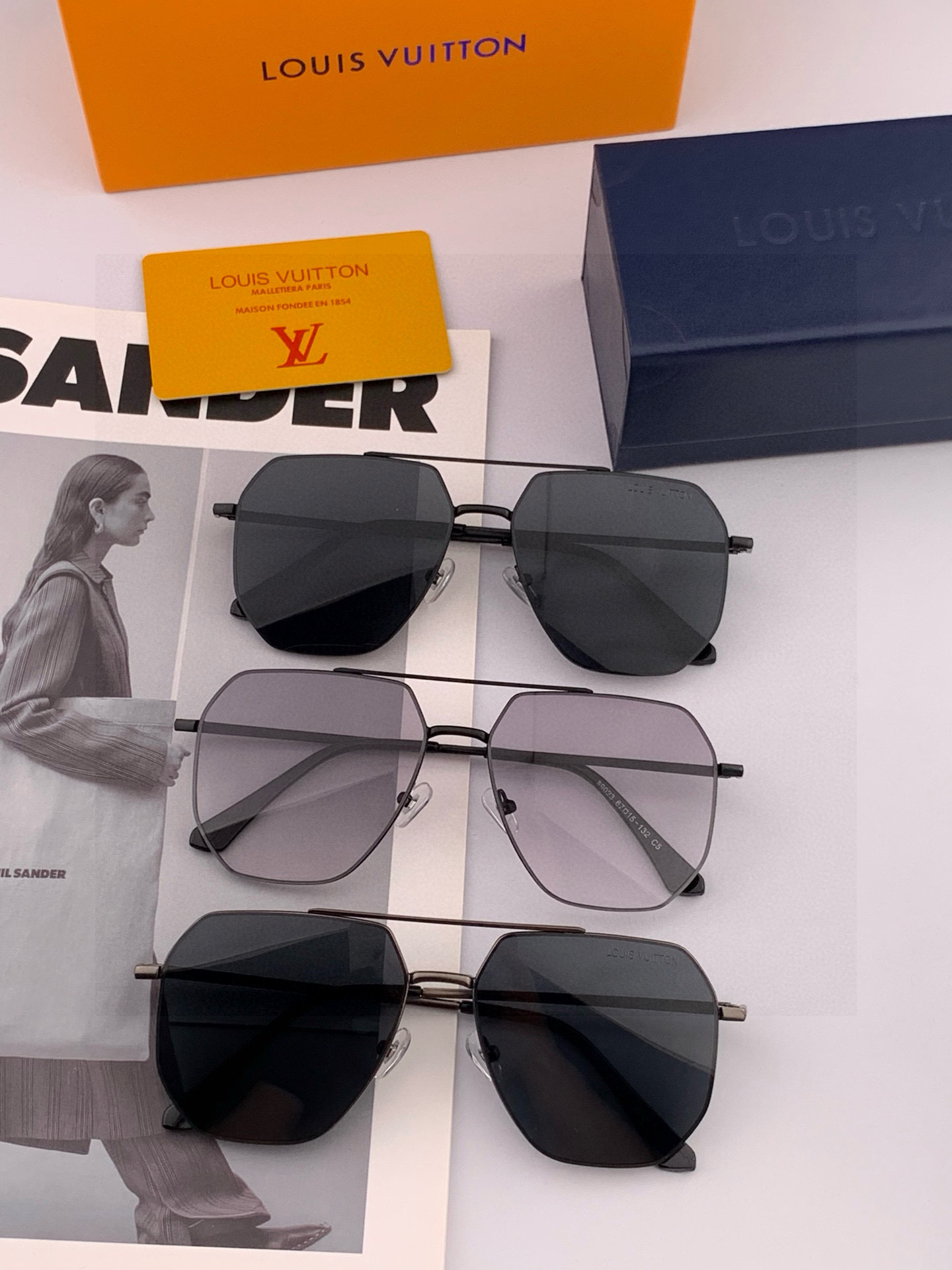 LV 男款炫彩飞行员偏光太阳镜 ❤️材质：高清尼龙加厚卡槽高清偏光镜片 🌹无边框镜架💕颜👍型号：L389