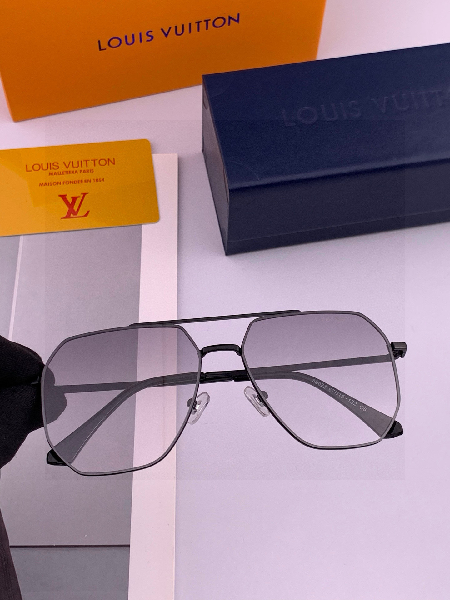 LV 男款炫彩飞行员偏光太阳镜 ❤️材质：高清尼龙加厚卡槽高清偏光镜片 🌹无边框镜架💕颜👍型号：L389