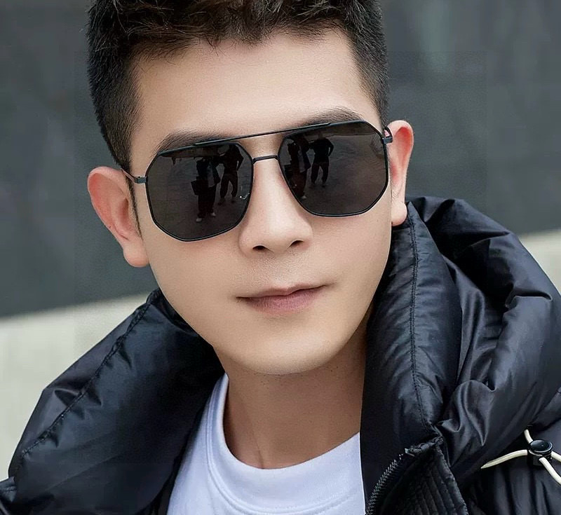 LV 男款炫彩飞行员偏光太阳镜 ❤️材质：高清尼龙加厚卡槽高清偏光镜片 🌹无边框镜架💕颜👍型号：L089