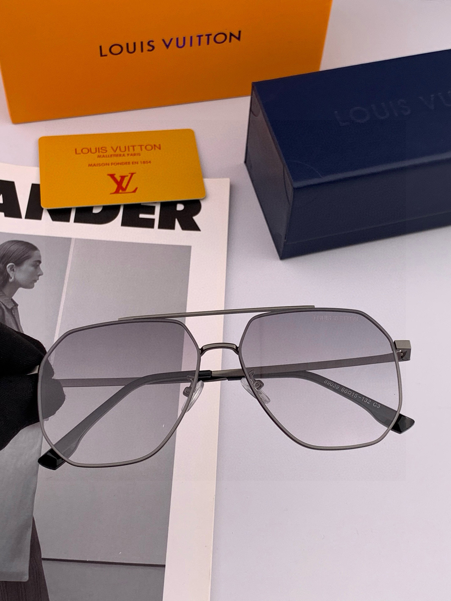 LV 男款炫彩飞行员偏光太阳镜 ❤️材质：高清尼龙加厚卡槽高清偏光镜片 🌹无边框镜架💕颜👍型号：L089