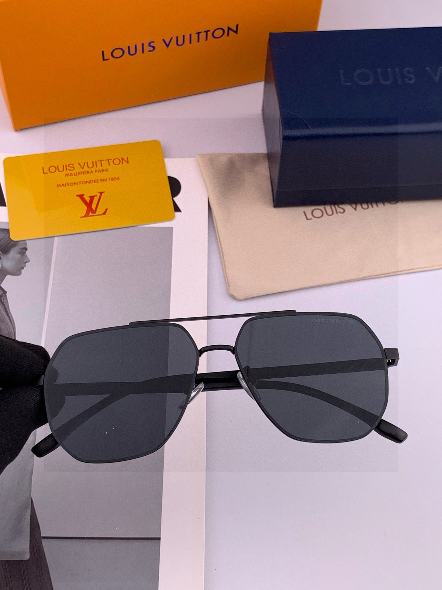 LV 男款炫彩飞行员偏光太阳镜 ❤️材质：高清尼龙加厚卡槽高清偏光镜片 🌹无边框镜架💕颜👍型号：L089