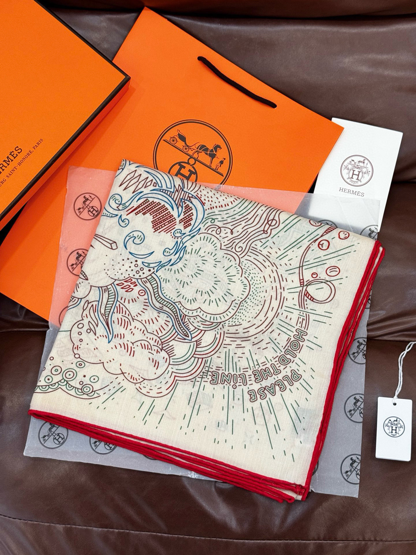 “正在接通中”140方巾～Hermes 手工卷边丝绒方巾（30%桑蚕丝70%羊绒）这款爱马仕的经典单品展