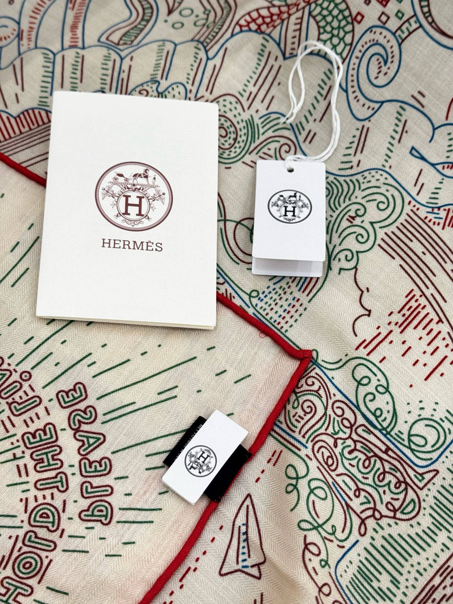 “正在接通中”140方巾～Hermes 手工卷边丝绒方巾（30%桑蚕丝70%羊绒）这款爱马仕的经典单品展