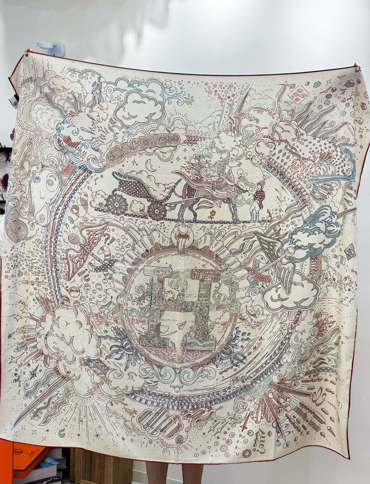 “正在接通中”140方巾～Hermes 手工卷边丝绒方巾（30%桑蚕丝70%羊绒）这款爱马仕的经典单品展