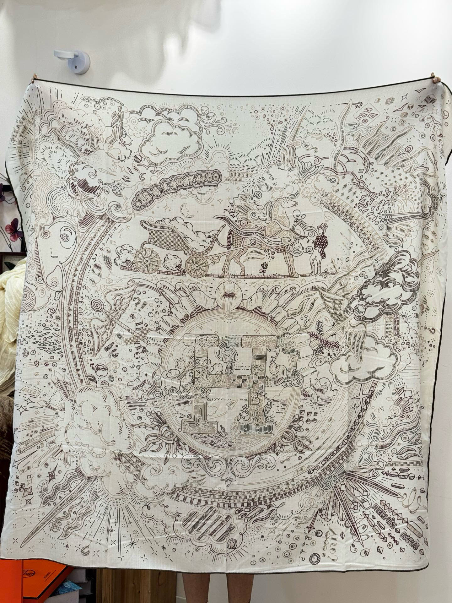 “正在接通中”140方巾～Hermes 手工卷边丝绒方巾（30%桑蚕丝70%羊绒）这款爱马仕的经典单品展