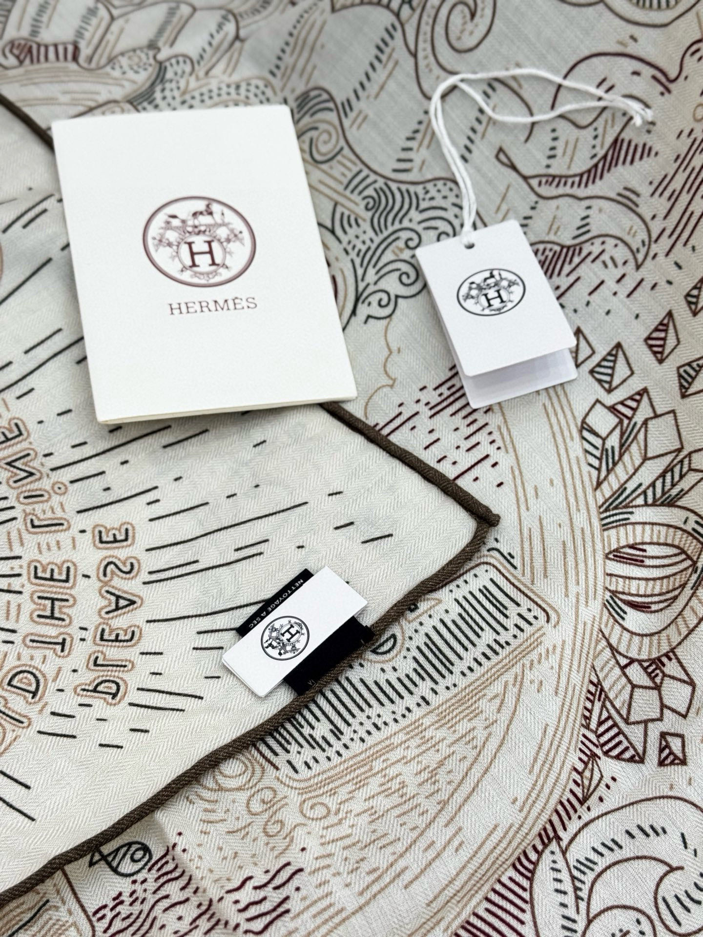 “正在接通中”140方巾～Hermes 手工卷边丝绒方巾（30%桑蚕丝70%羊绒）这款爱马仕的经典单品展