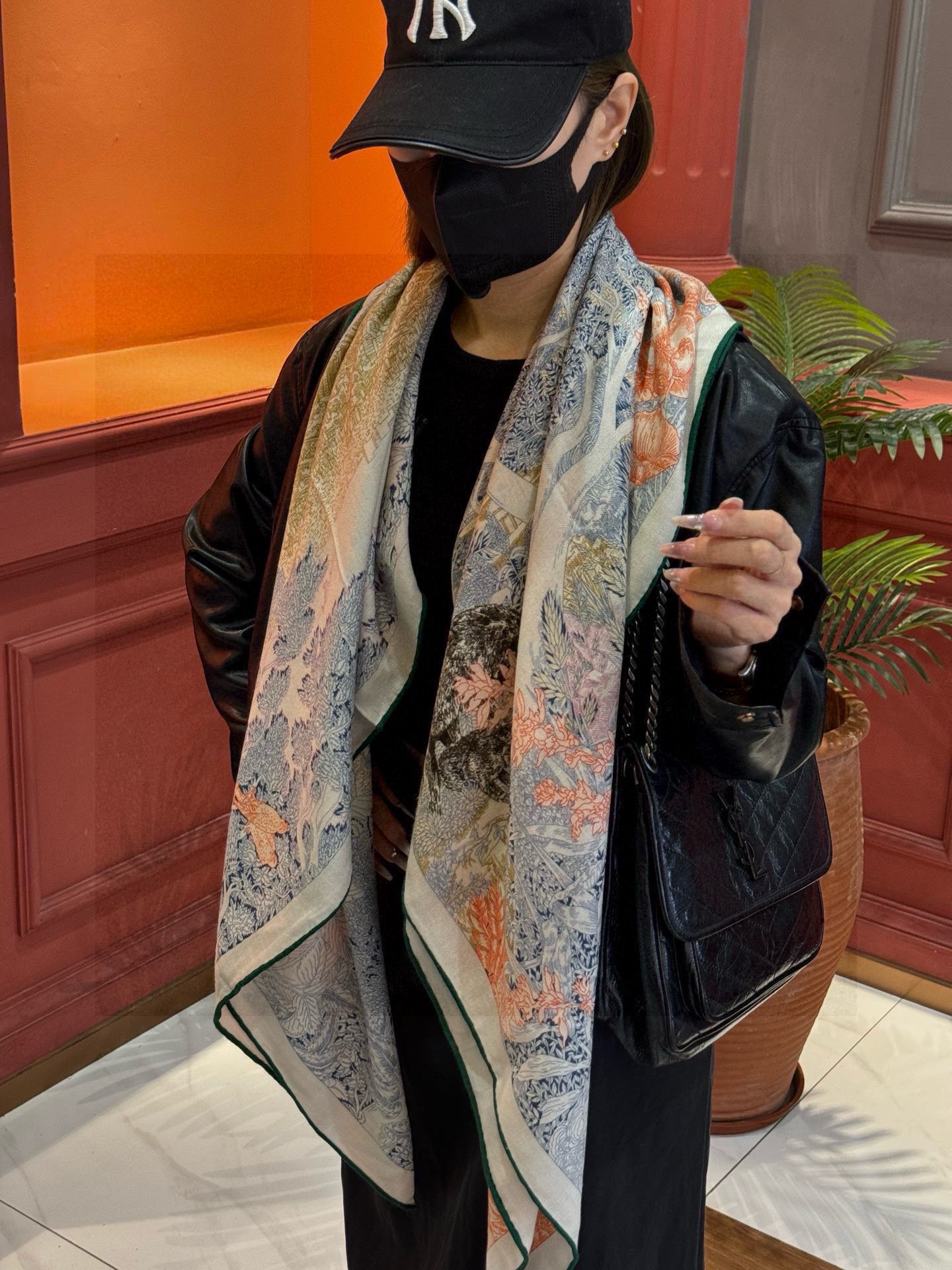 爱马仕～秋冬搭配利器❗️顶级双面同色 版真丝羊绒披肩！！1条等于2条】点睛精彩，图案和配色都超级喜欢，又