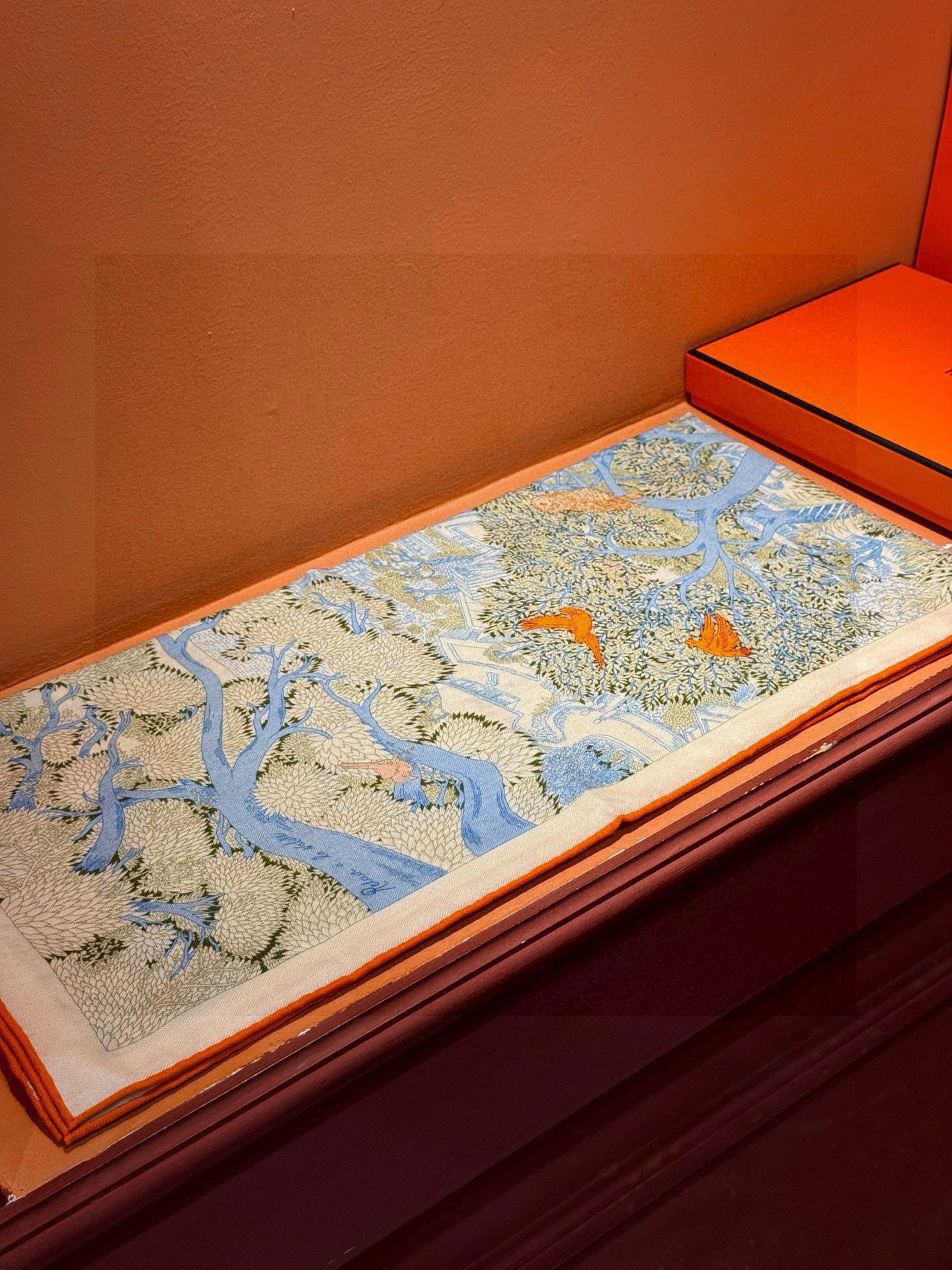 爱马仕～秋冬搭配利器❗️顶级双面同色 版真丝羊绒披肩！！1条等于2条】点睛精彩，图案和配色都超级喜欢，又