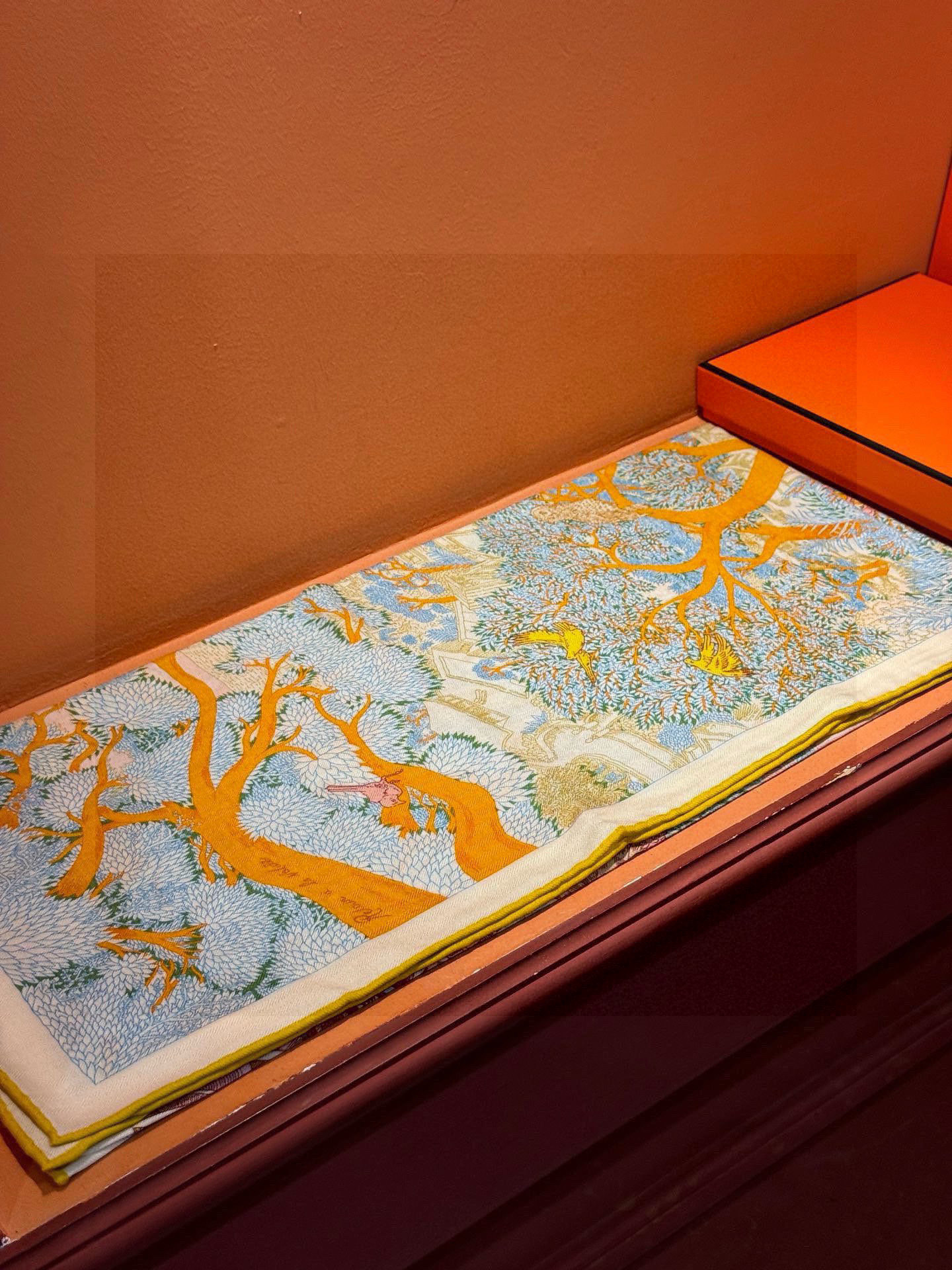 爱马仕～秋冬搭配利器❗️顶级双面同色 版真丝羊绒披肩！！1条等于2条】点睛精彩，图案和配色都超级喜欢，又