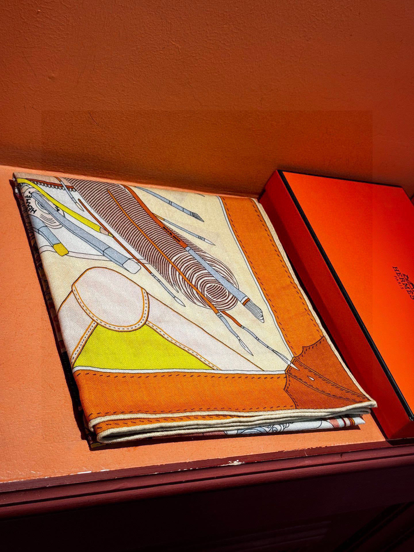 上新❤️。【手提行李】 上新中~这款“手提行李”的款式花色也还是比较经典的颜色色也很秋冬。创作渊源从委内