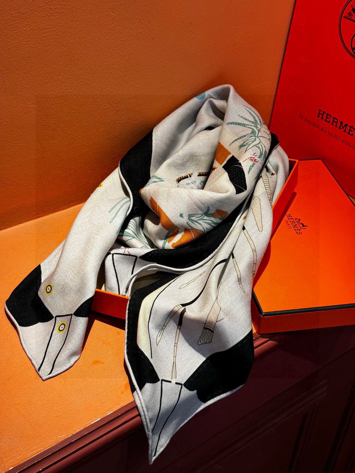 上新❤️。【手提行李】 上新中~这款“手提行李”的款式花色也还是比较经典的颜色色也很秋冬。创作渊源从委内