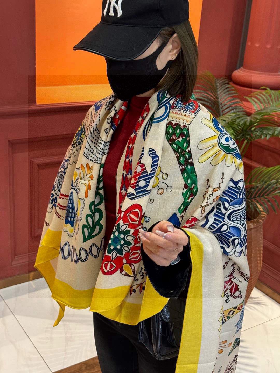 爱马仕～秋冬搭配利器❗️顶级双面同色 版真丝羊绒披肩！！1条等于2条】点睛精彩，图案和配色都超级喜欢，又