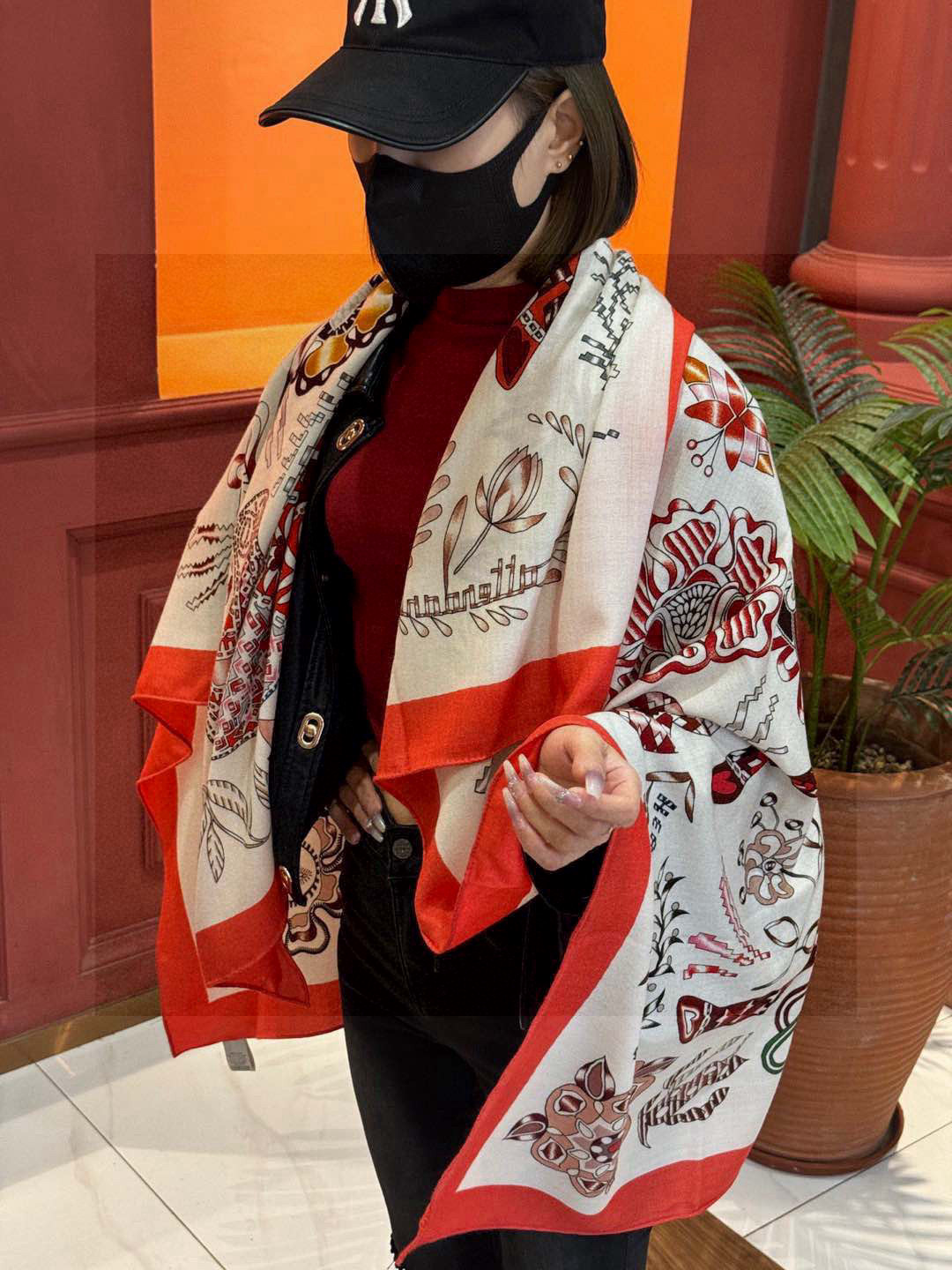 爱马仕～秋冬搭配利器❗️顶级双面同色 版真丝羊绒披肩！！1条等于2条】点睛精彩，图案和配色都超级喜欢，又