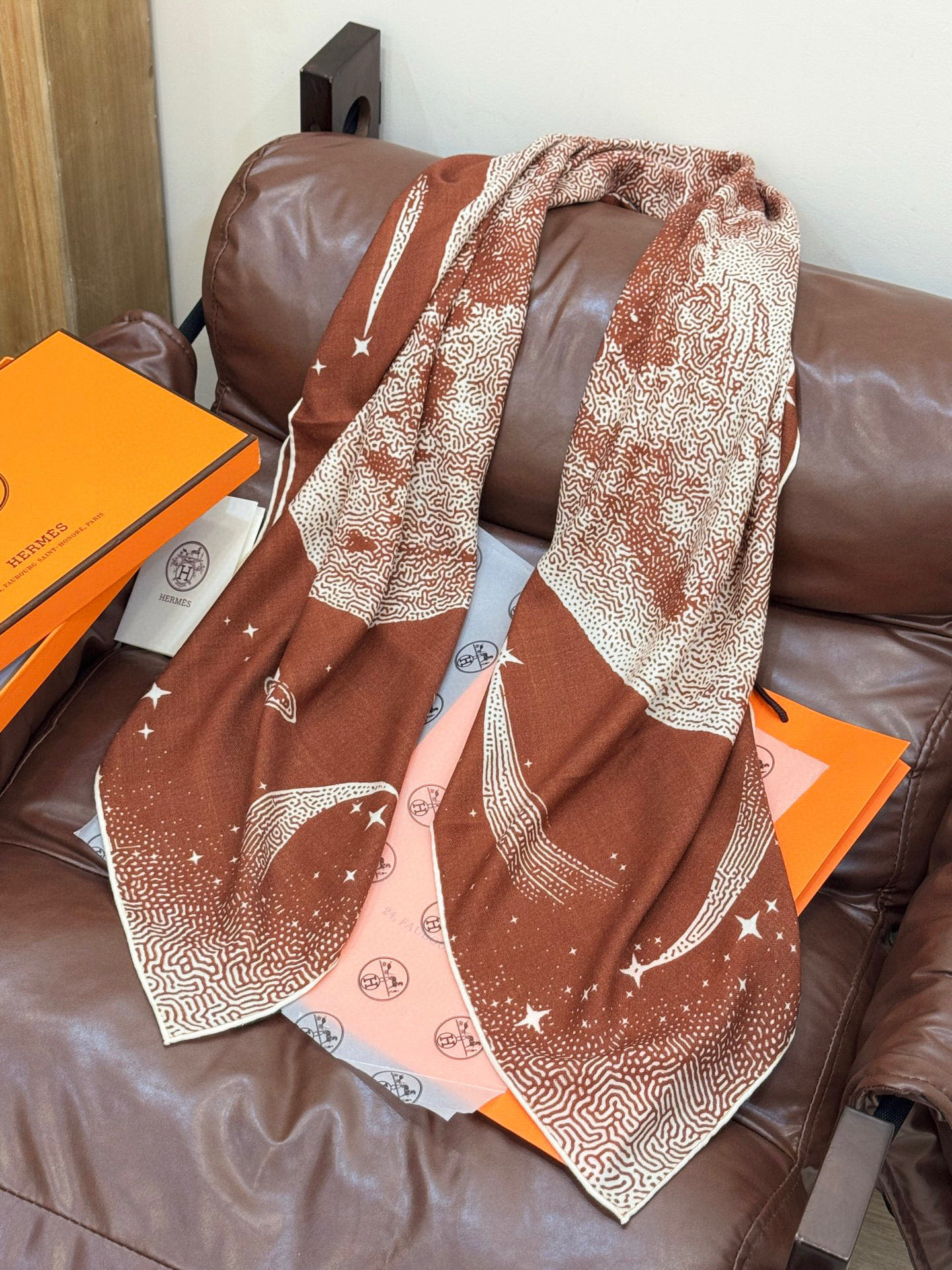 HERMES爱马仕新款|月光飞马Clair de Lune羊绒和真丝披肩，手工卷边(70%羊绒，30%真