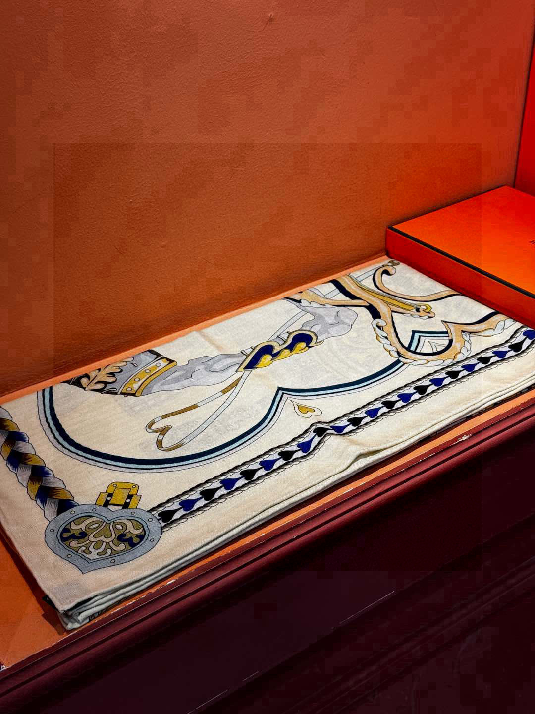 【双面同色】原单爱马仕140cm丝绒方巾💕 甜蜜的鞍具，装饰家芳登和佩西耶设计的一款餐盘增添骑士般的浪漫