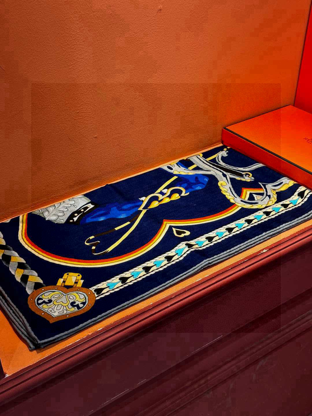 【双面同色】原单爱马仕140cm丝绒方巾💕 甜蜜的鞍具，装饰家芳登和佩西耶设计的一款餐盘增添骑士般的浪漫