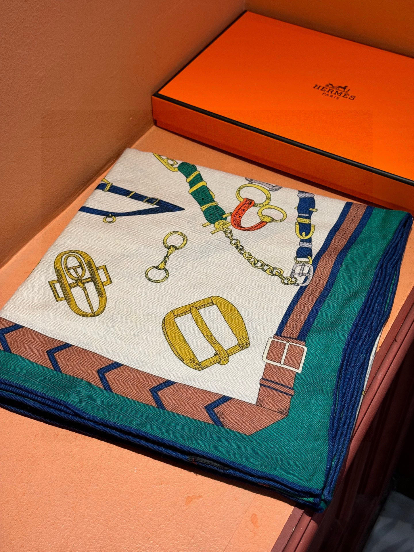 羊绒新款🆕👏👏买了都说好看‼️推荐💕爱马仕双面同色羊绒方巾【跃动的马儿双面同色140】，顶级工艺超值‼️