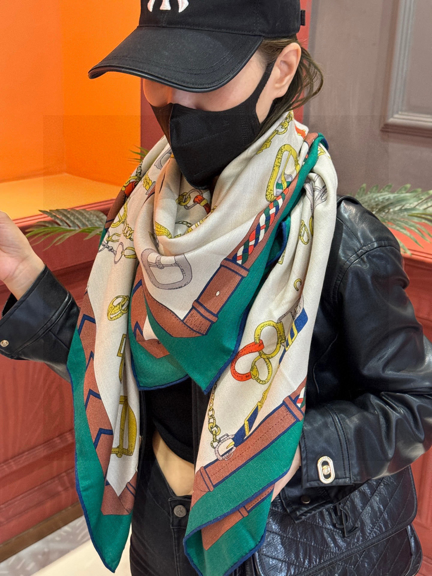 羊绒新款🆕👏👏买了都说好看‼️推荐💕爱马仕双面同色羊绒方巾【跃动的马儿双面同色140】，顶级工艺超值‼️