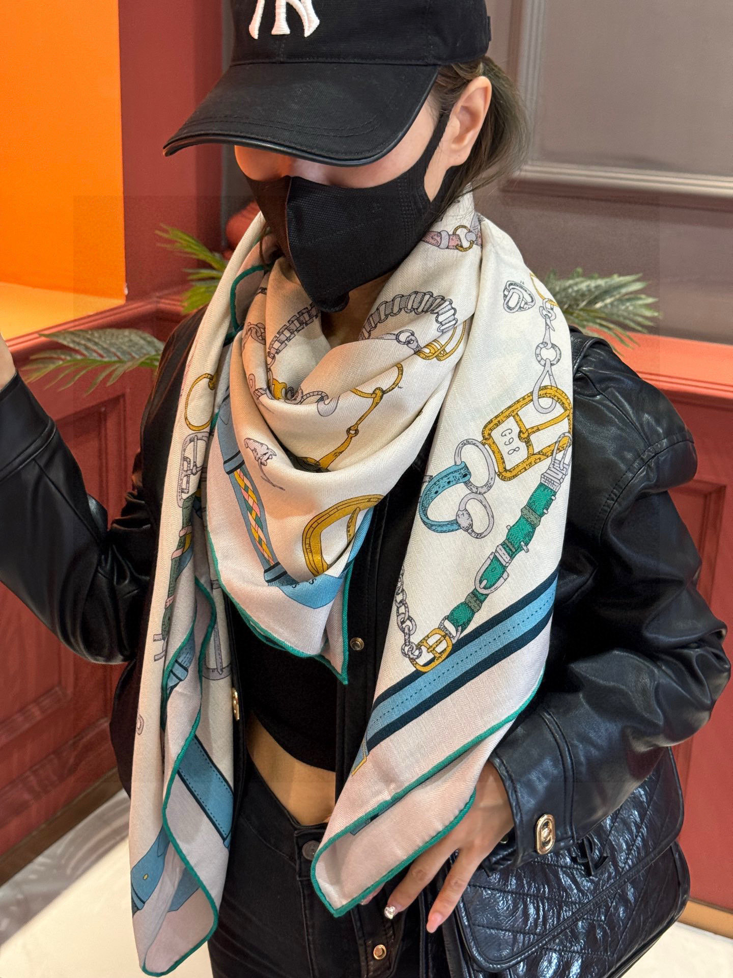 羊绒新款🆕👏👏买了都说好看‼️推荐💕爱马仕双面同色羊绒方巾【跃动的马儿双面同色140】，顶级工艺超值‼️