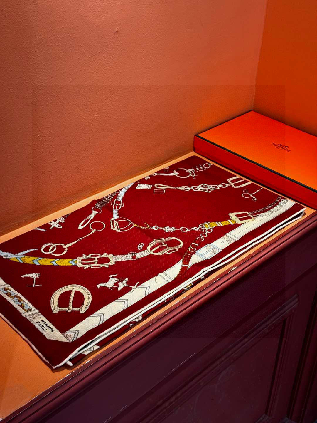 羊绒新款🆕👏👏买了都说好看‼️推荐💕爱马仕双面同色羊绒方巾【跃动的马儿双面同色140】，顶级工艺超值‼️