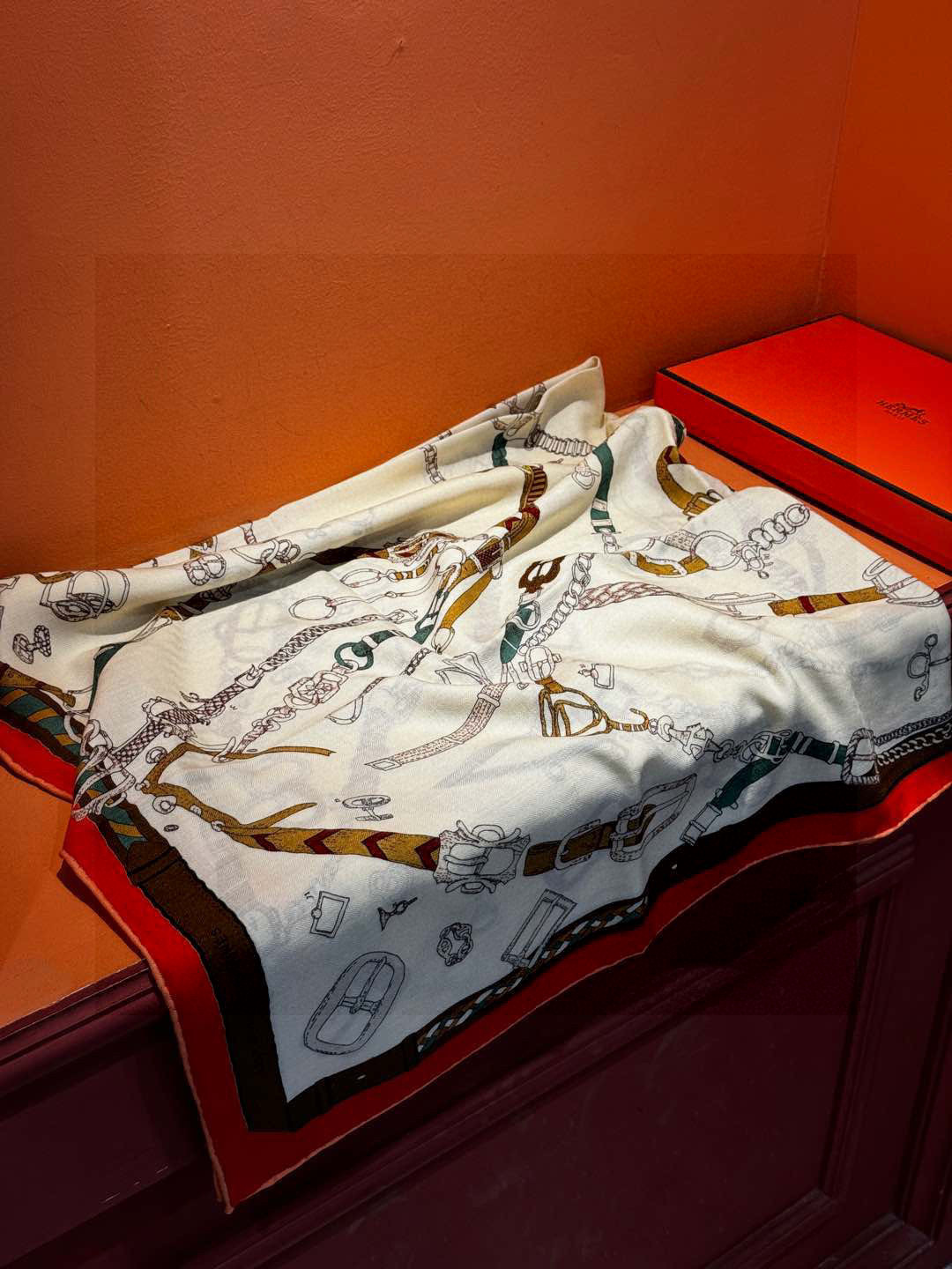 羊绒新款🆕👏👏买了都说好看‼️推荐💕爱马仕双面同色羊绒方巾【跃动的马儿双面同色140】，顶级工艺超值‼️