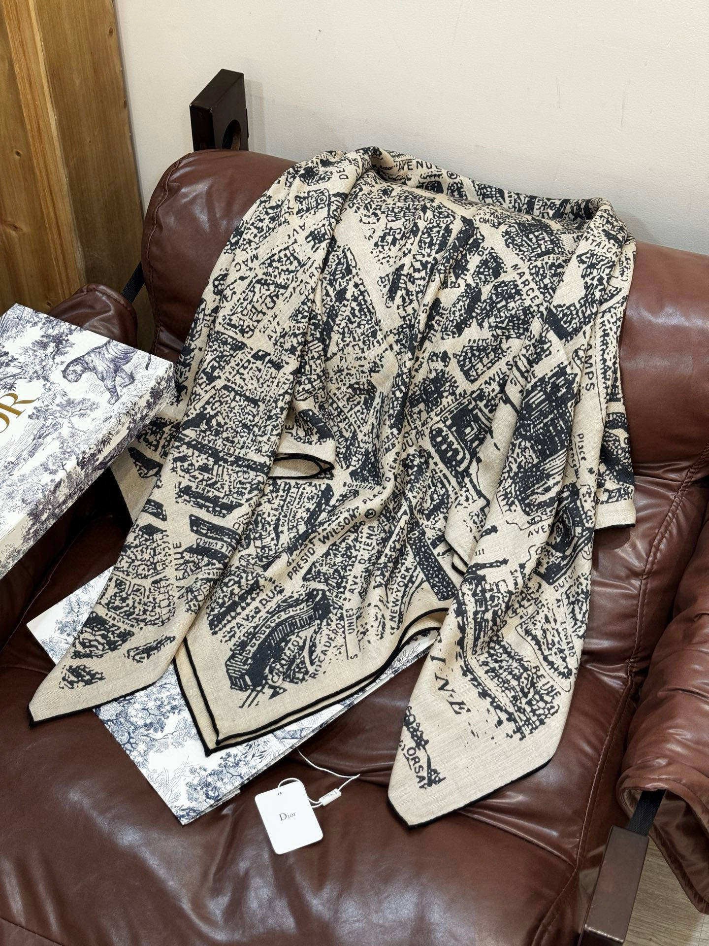 Dior ❤【️巴黎地图】140*140双面同色丝绒方巾🉐️LAN DE 价🉐️ARIS 巴黎地图这款方