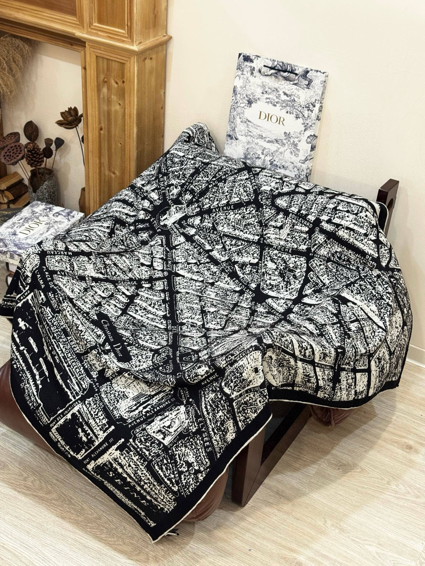 Dior ❤【️巴黎地图】140*140双面同色丝绒方巾🉐️LAN DE 价🉐️ARIS 巴黎地图这款方