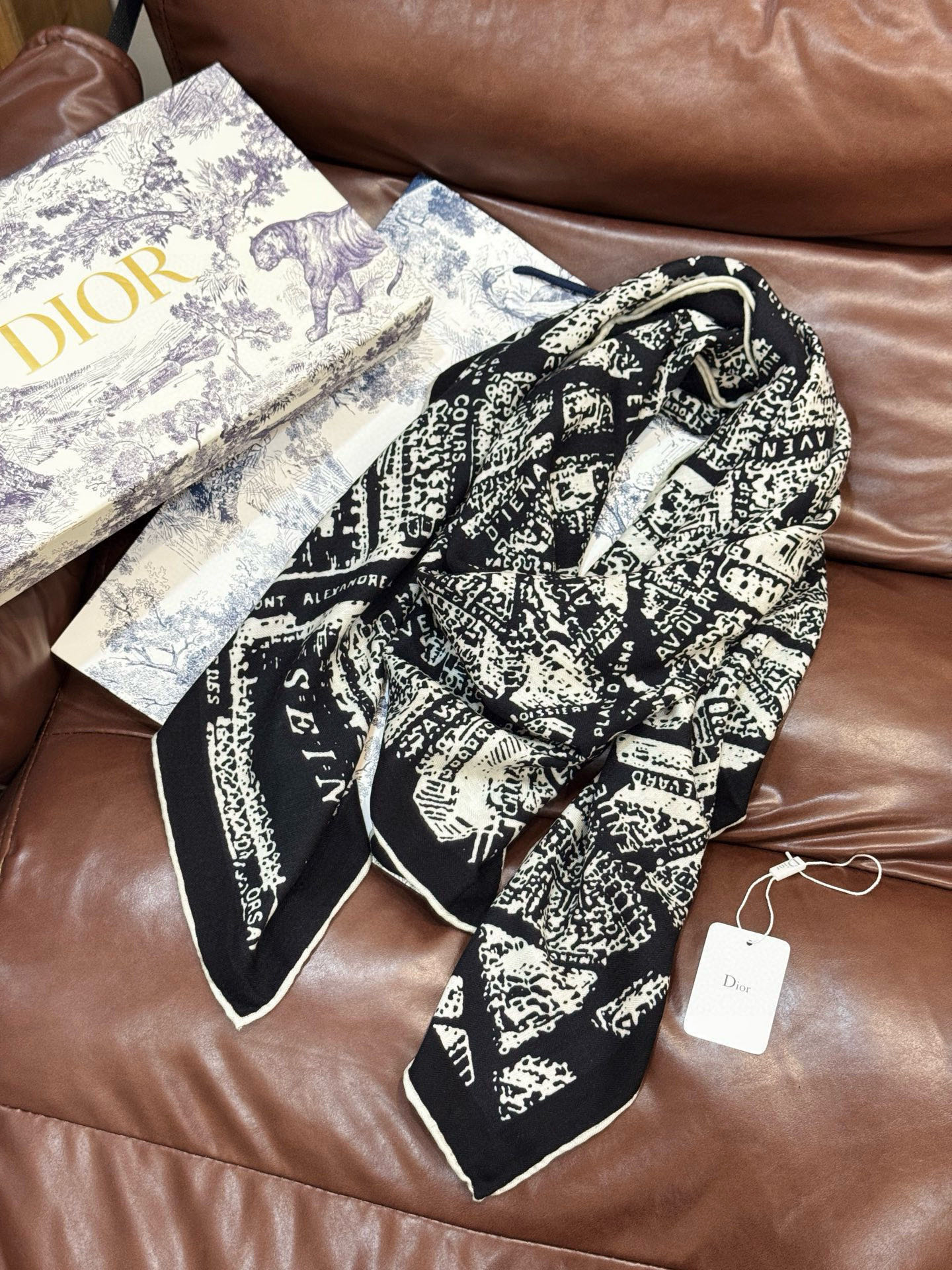 Dior ❤【️巴黎地图】140*140双面同色丝绒方巾🉐️LAN DE 价🉐️ARIS 巴黎地图这款方