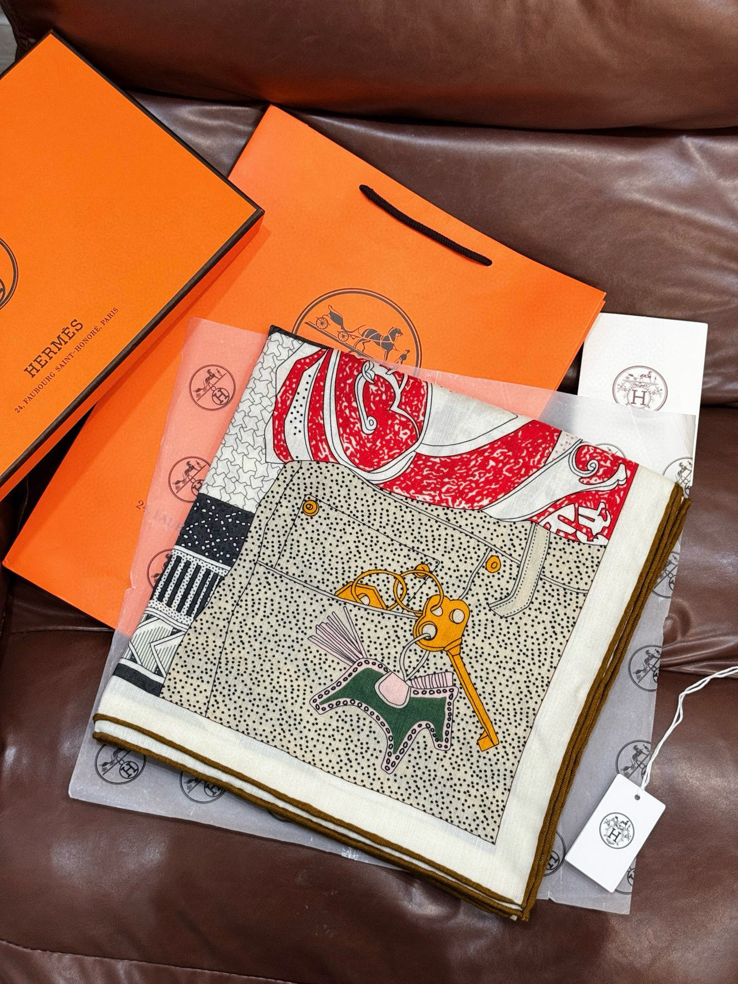 💟2025年秋冬抢先 上新💞【双面同色丝绒方巾】手工卷边山羊绒和真丝混纺披肩（70%羊绒，30%桑蚕丝）