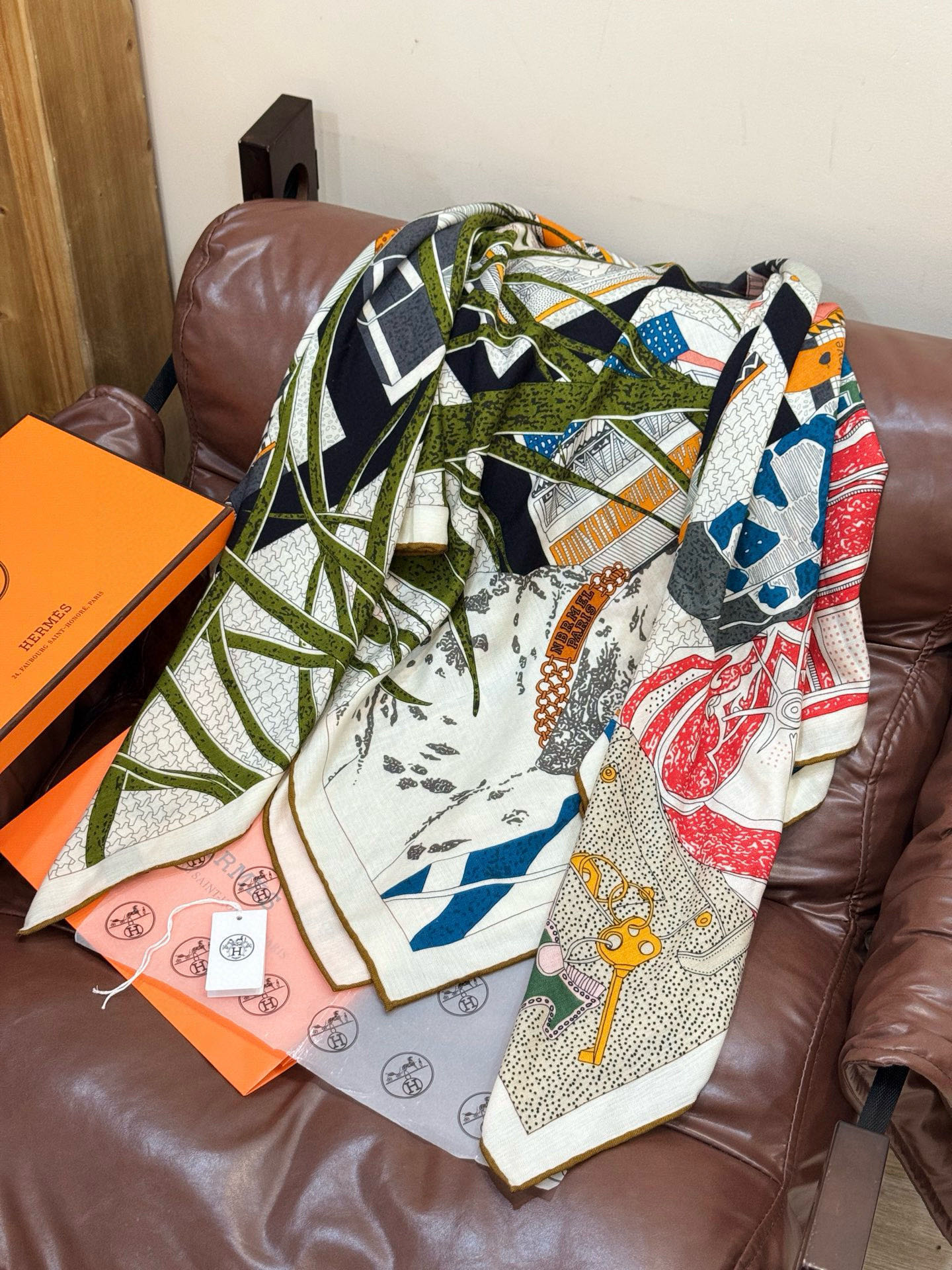 💟2025年秋冬抢先 上新💞【双面同色丝绒方巾】手工卷边山羊绒和真丝混纺披肩（70%羊绒，30%桑蚕丝）